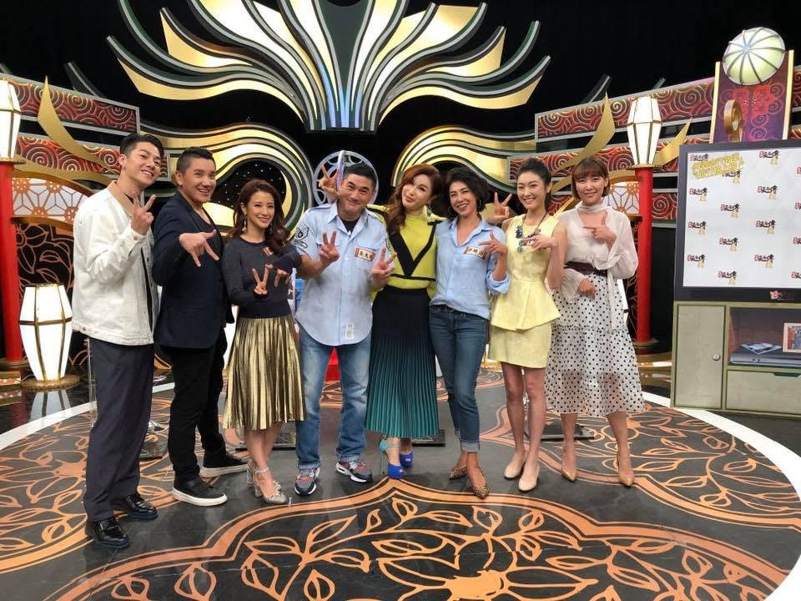 王凱蒂（右二）2019年底與MTV夥伴一起上節目。圖／翻攝自王凱蒂臉書