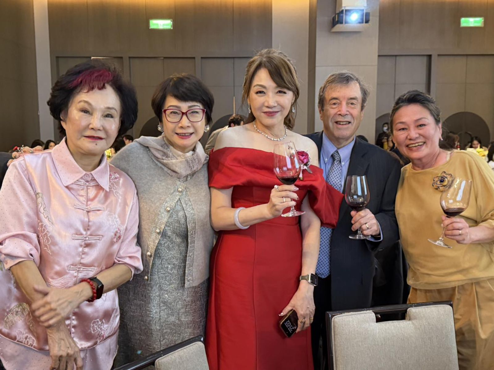 葉樹姍(左二)和許多老朋友相聚。左一為胡錦、中為劉麗惠、右一為林達。翻攝葉樹姍臉書