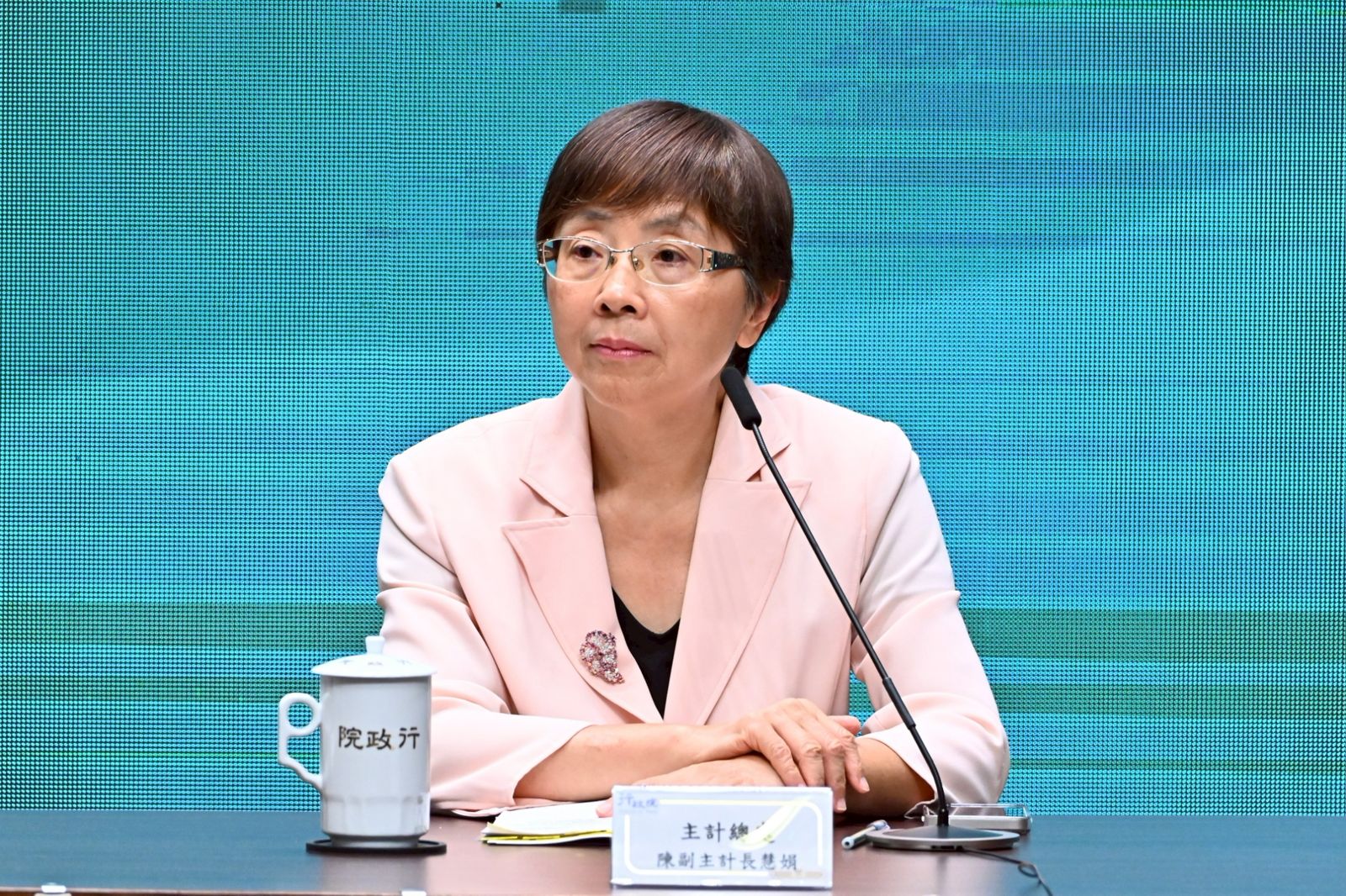 主計總處副主計長陳慧娟說，主計總處一定會控制在《公共債務法》所規範的流量或是存量規範，依法辦理。（圖／行政院提供）