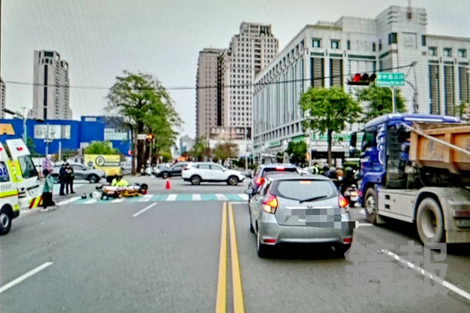 趕上班車禍奪命!疑搶快未讓直行遭攔腰撞 2機車碰撞1死1傷