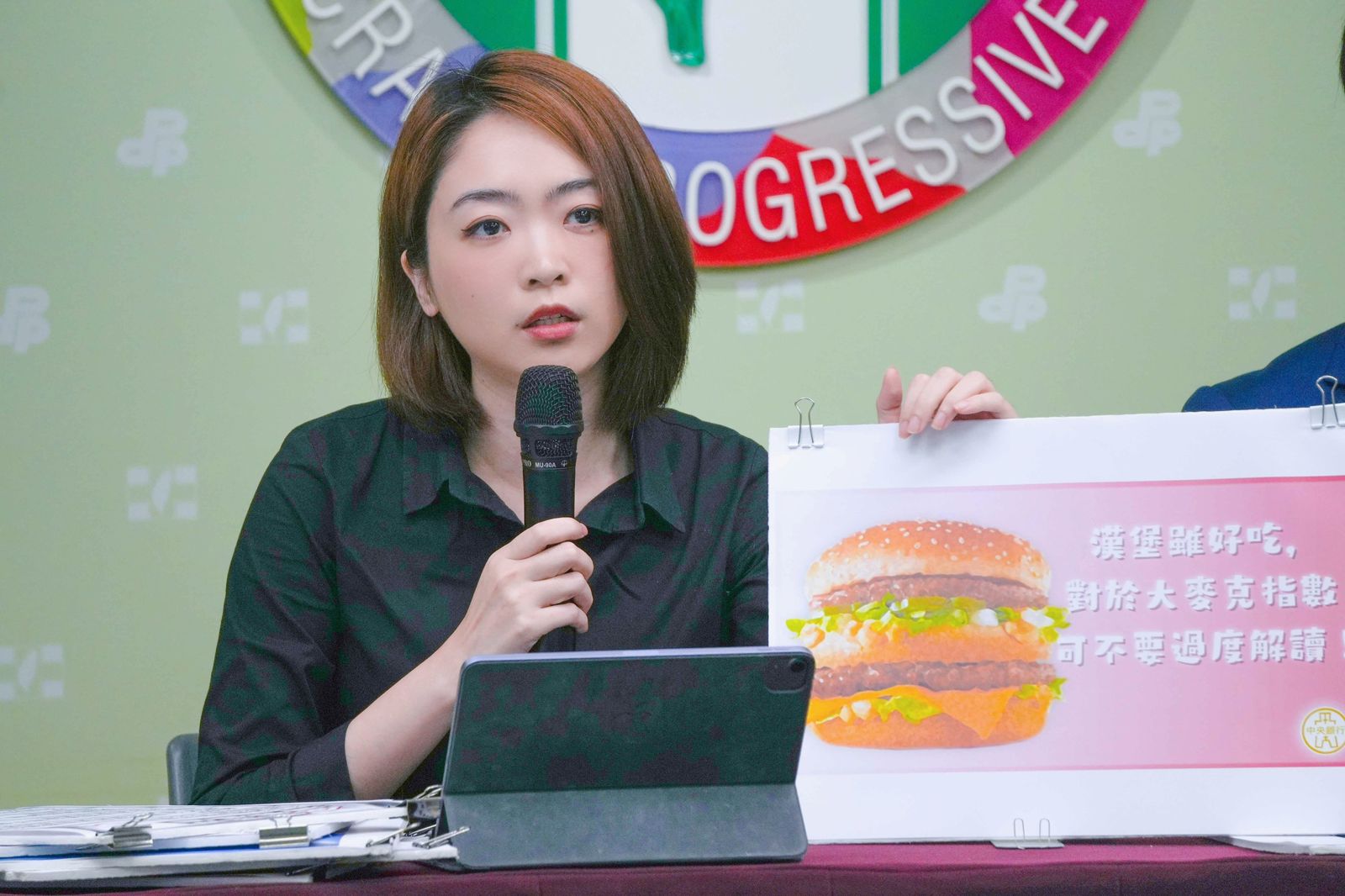 民進黨發言人韓瑩說，網上流傳台幣兌美金匯率將升值至1比13，這是不實消息，多數機構預測台幣匯率約在28到33之間。（民進黨提供）