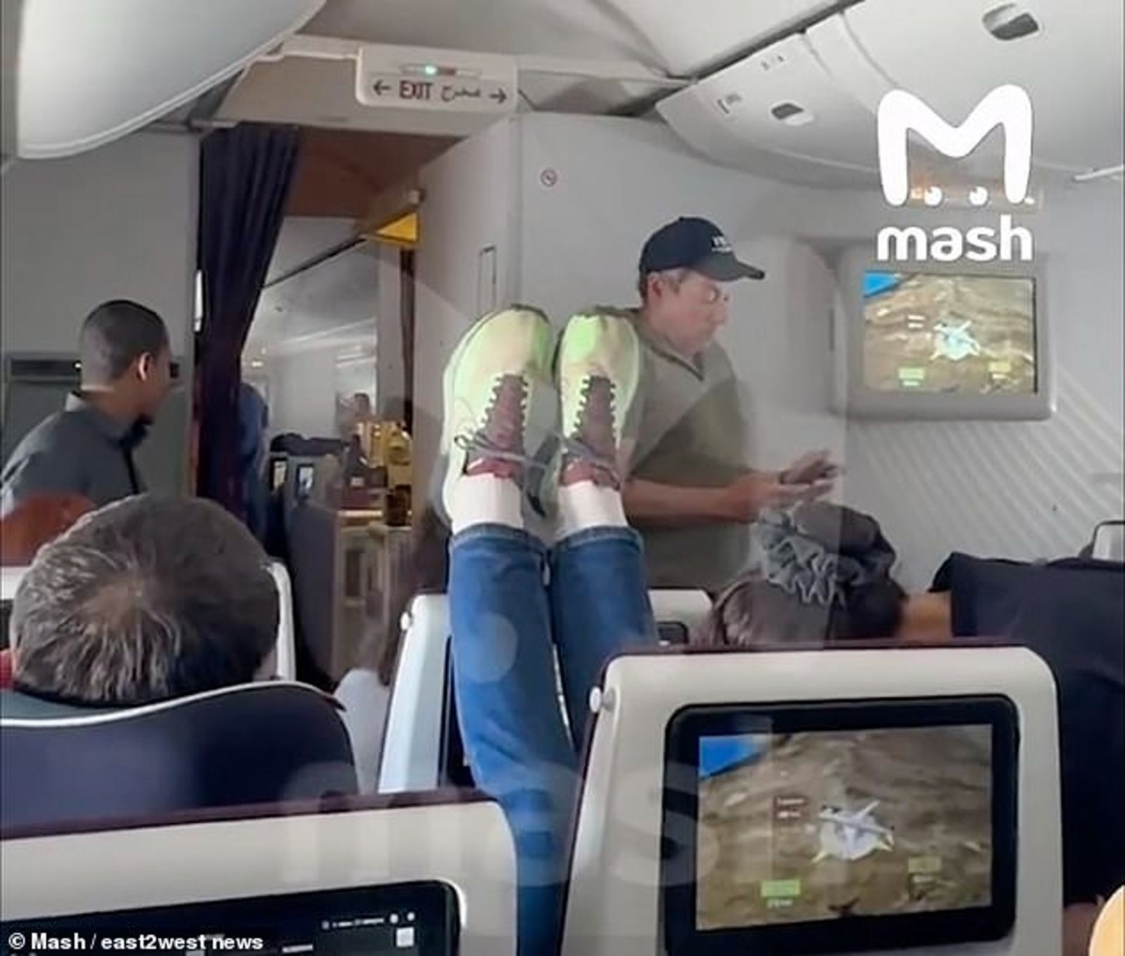 女奧客堅持把腳放這樣。圖／翻自《每日郵報》