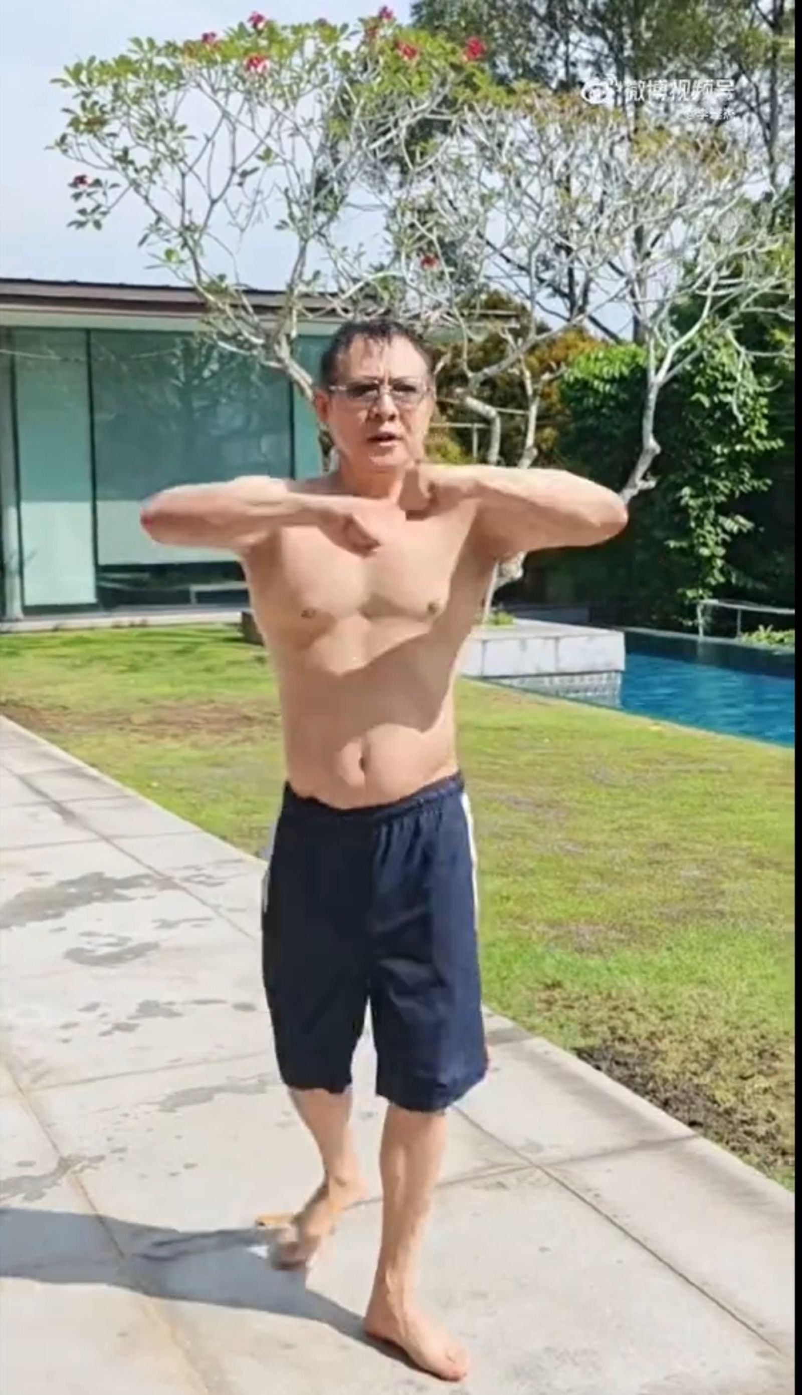 李連杰拍脫衣影片自證無外界「換心」傳言,仍被指是穿上了假皮膚衣遮掩疤痕。翻攝李連杰微博