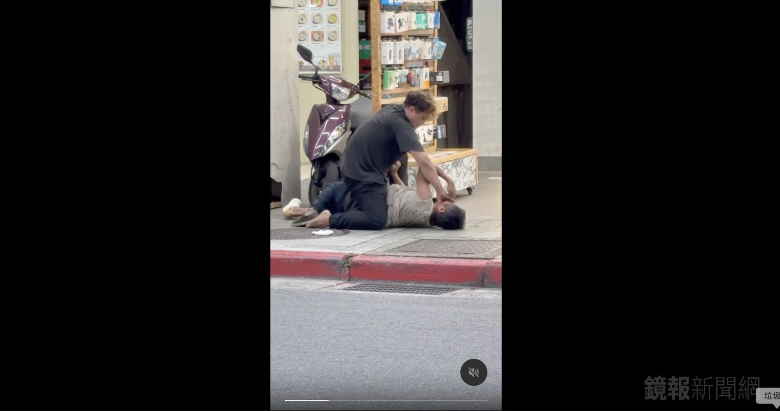 北市2街友上演街頭格鬥　騎樓打到馬路滿地爬