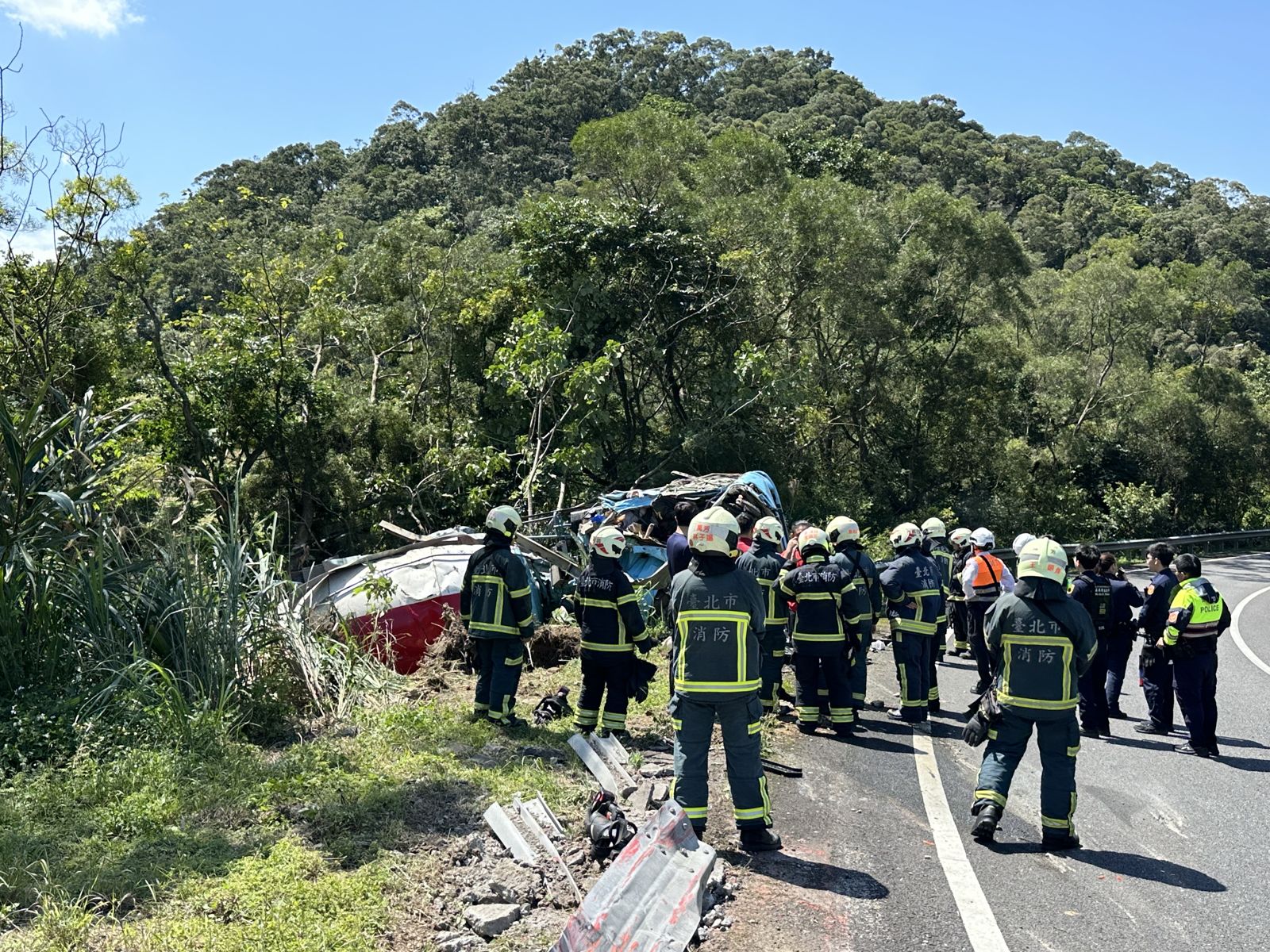 國三甲恐怖翻車！水泥車衝破護欄墜邊坡　司機「臟器外露」慘死