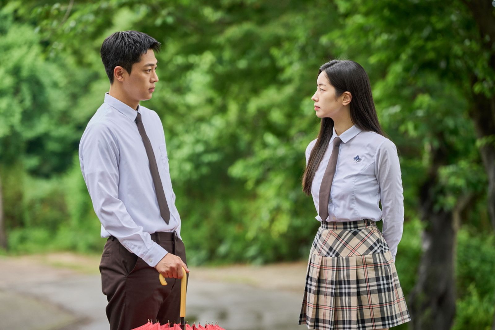 李信盈(左)與TWICE多賢上演純純初戀。原創娛樂提供