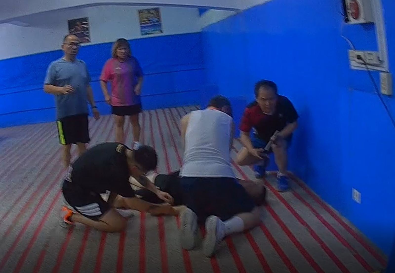 消防隊到場時，已有熱心民眾和醫師在合力救人。圖／新埔消防分隊臉書