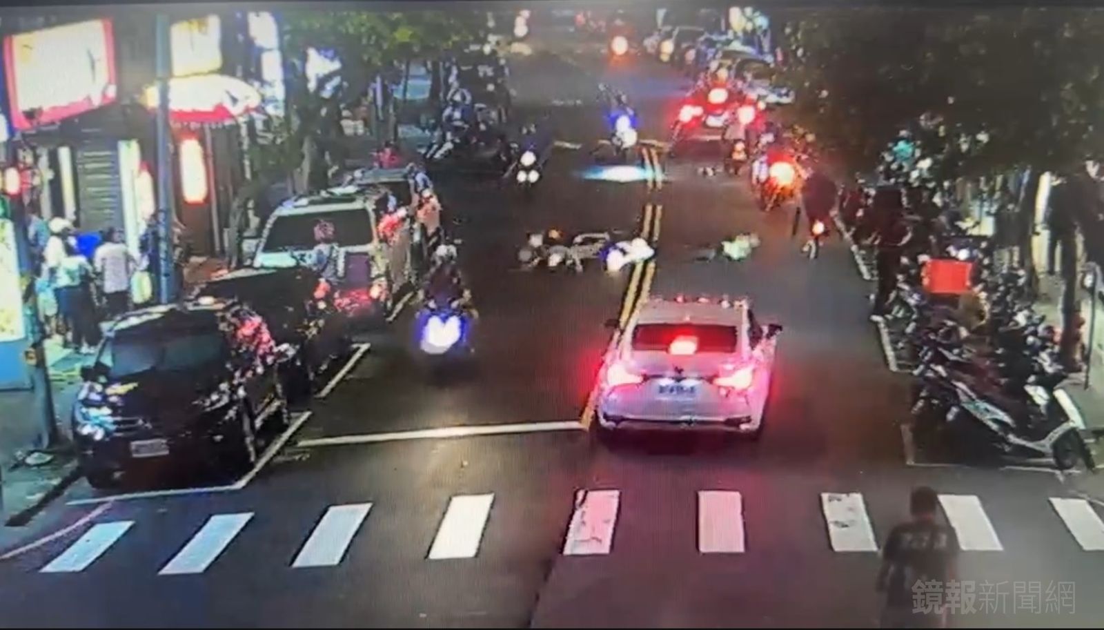 摔狗片／搭機車看風景突然掉下來　狗狗滿街驚慌逃竄