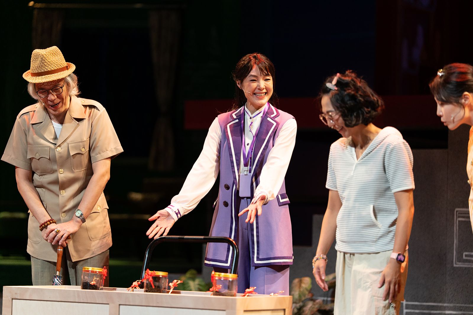 舞台劇《都更男女》首演精彩,樊光耀(左起)、曾珮瑜、王意萱、爆花演技一流,觀眾看完覺得劇情幽默而且很有收穫。金星文創提供