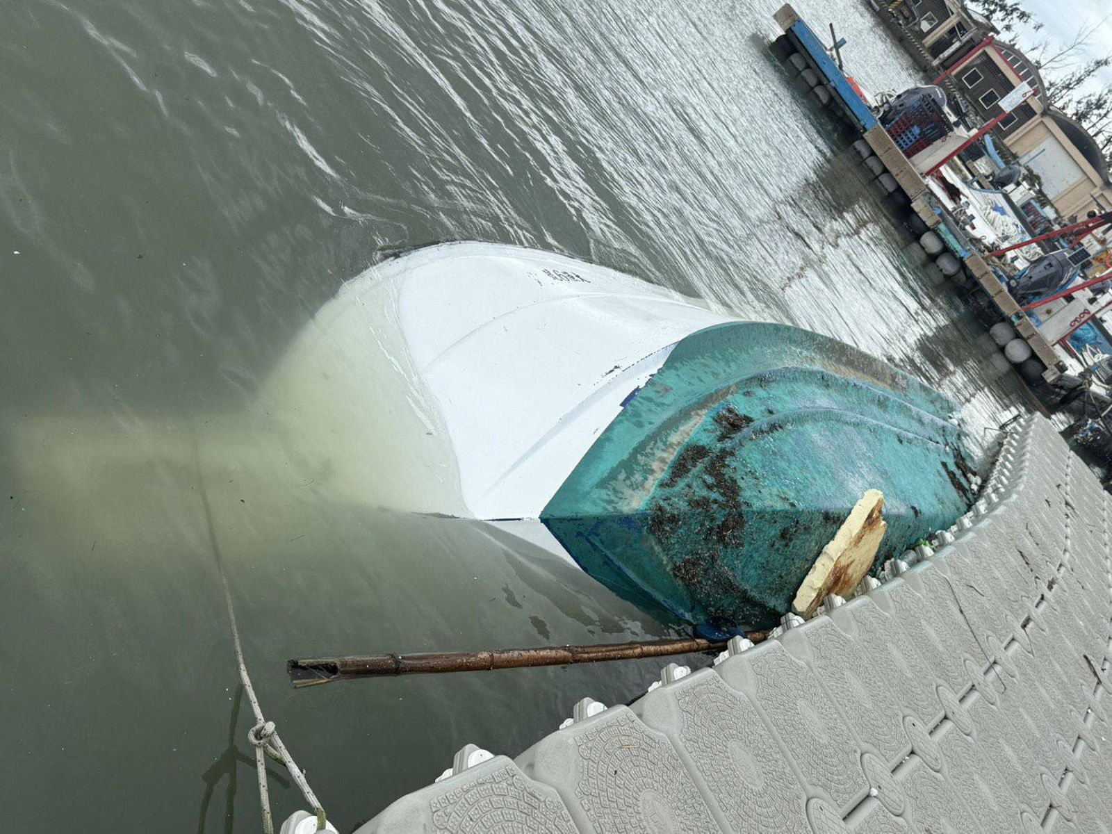 嘉義布袋漁港旁的漁船被吹翻。圖／翻攝自FB／爆料公社