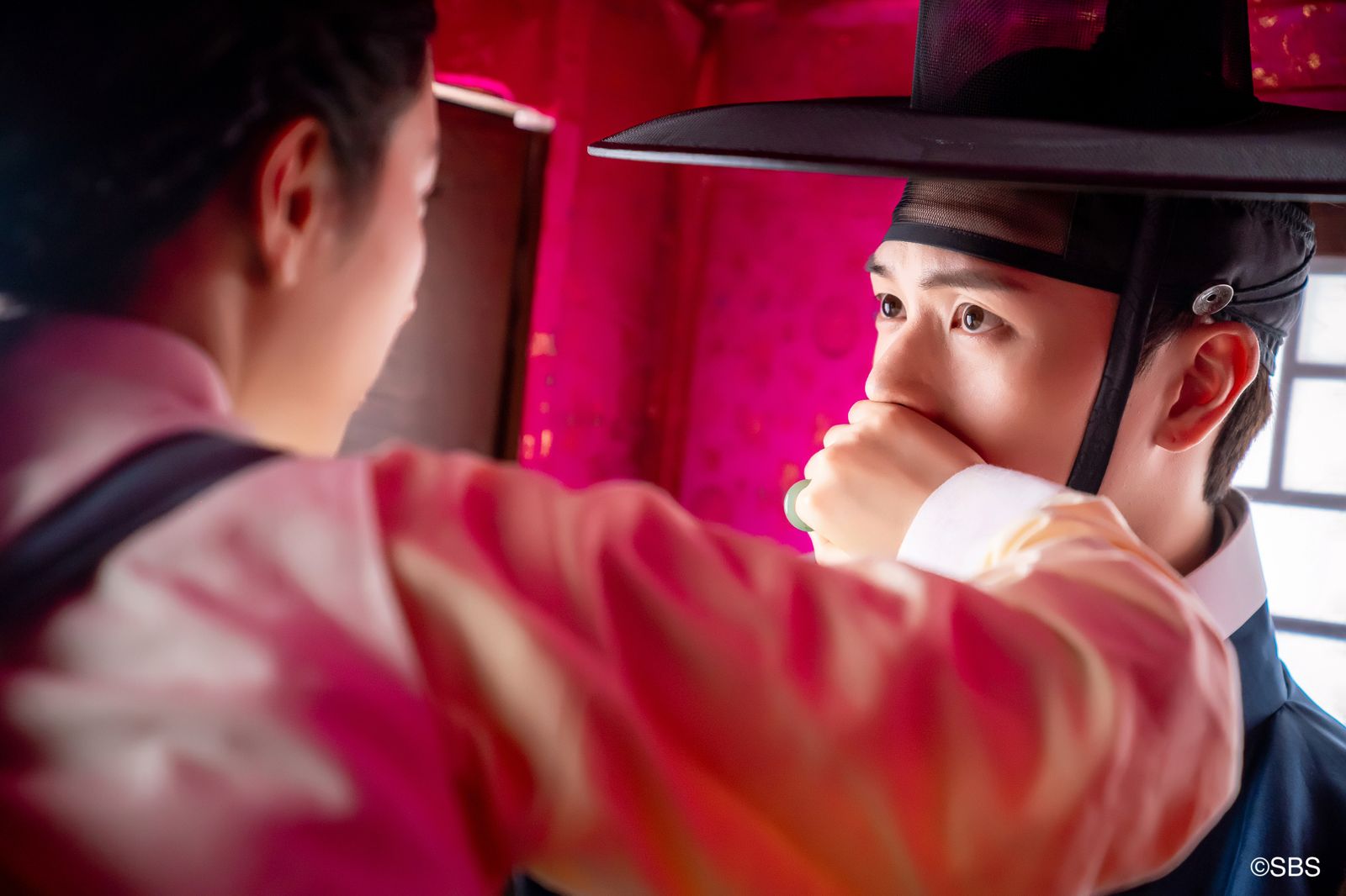 陸星材（右）和金知妍不知不覺中有更多肢體接觸。Hami Video提供