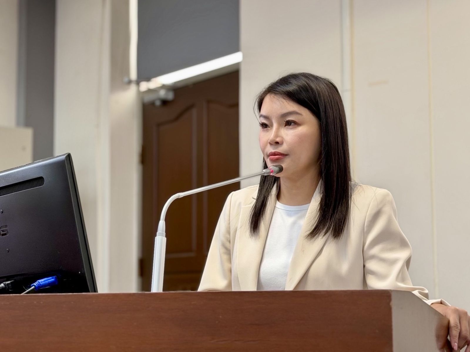 國民黨立委張嘉郡今(21日)在經濟委員會質詢時指出,農業部對乳牛撲殺的「政府認定價格」上限長達17年未變動,導致農民實領補償金與市價存在明顯落差。圖/張嘉郡辦公室提供