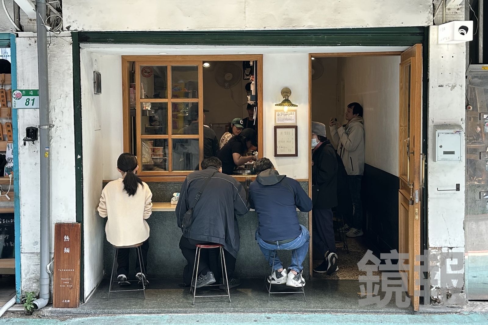 「小良絆涼面專門店」是赤峰街巷弄裡的人氣小店，簡約門面卻常見排隊人潮。