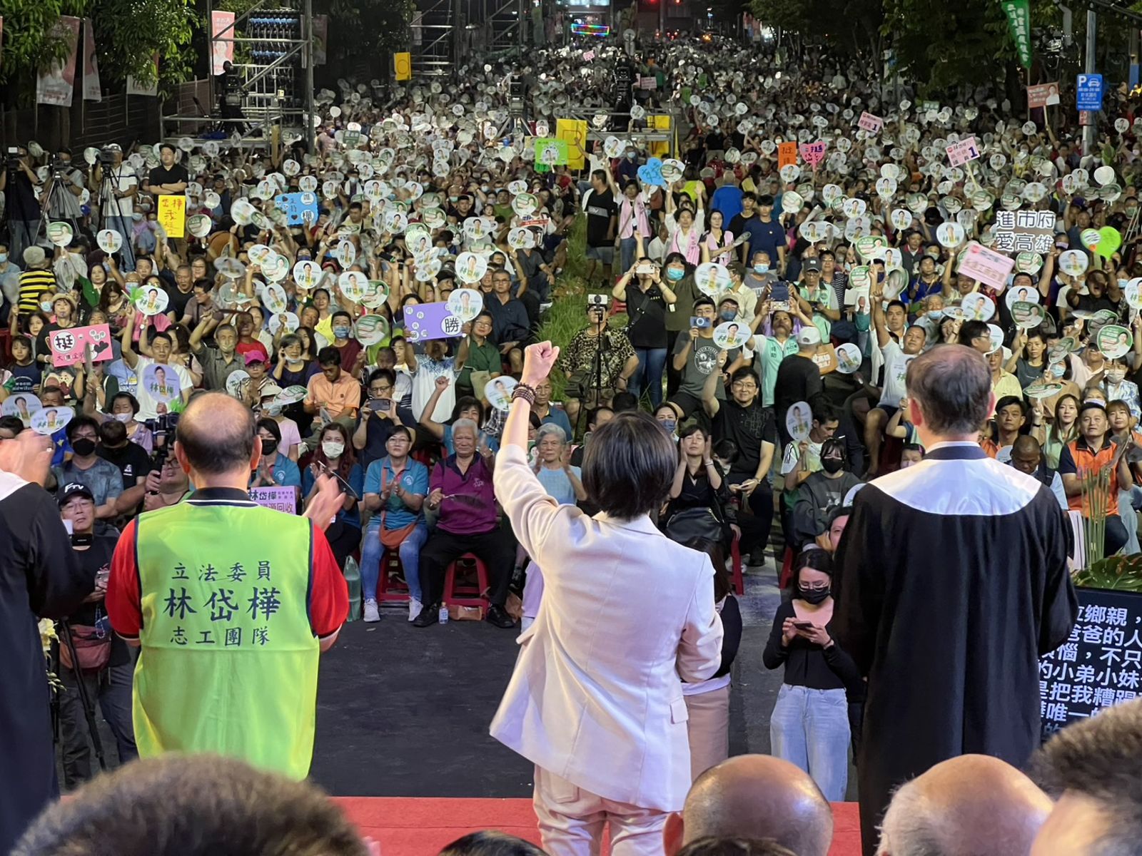 林岱樺昨晚在造勢晚會上高喊,過去25年她沒有任何的私生活,因為早就將青春奉獻給高雄。(圖/林岱樺辦公室提供)