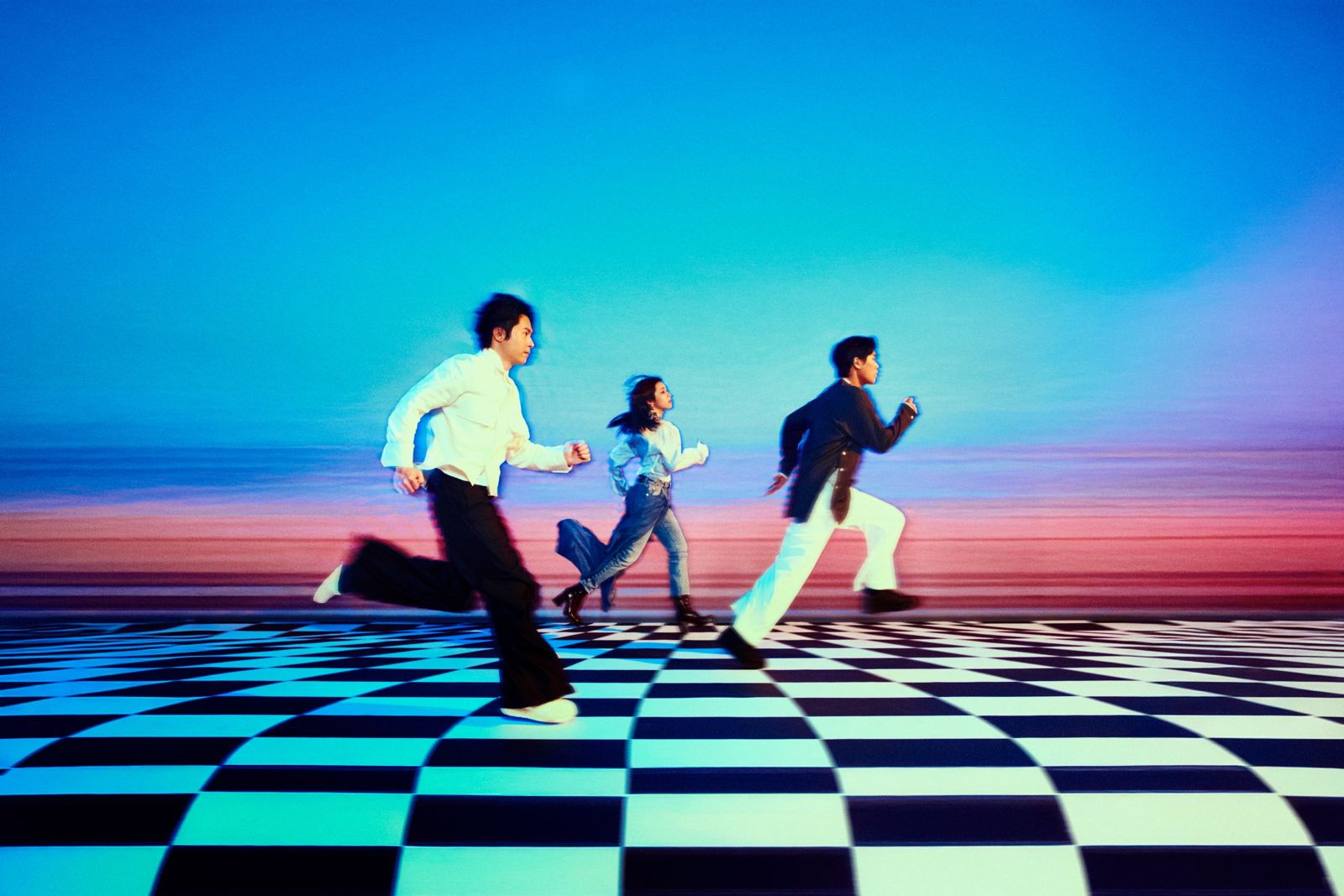 告五人專輯視覺呈現狂奔進入異想世界，出其不意的黑白格上踩出傻瓜精神夢想之路。相信音樂提供