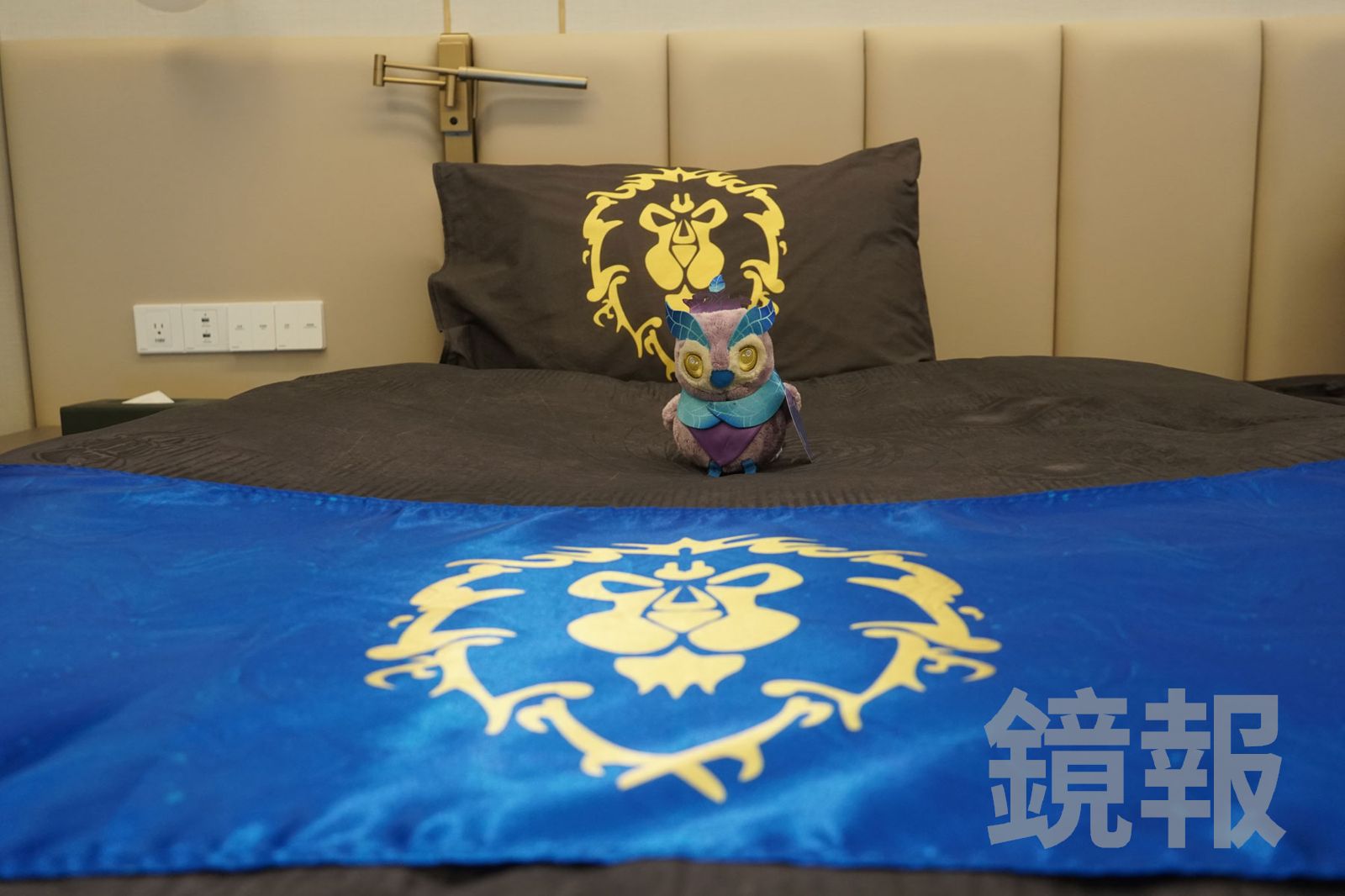 象徵部落與聯盟陣營的旗幟床褥用品，以及贈送給房客的《魔獸世界》皮皮玩偶。