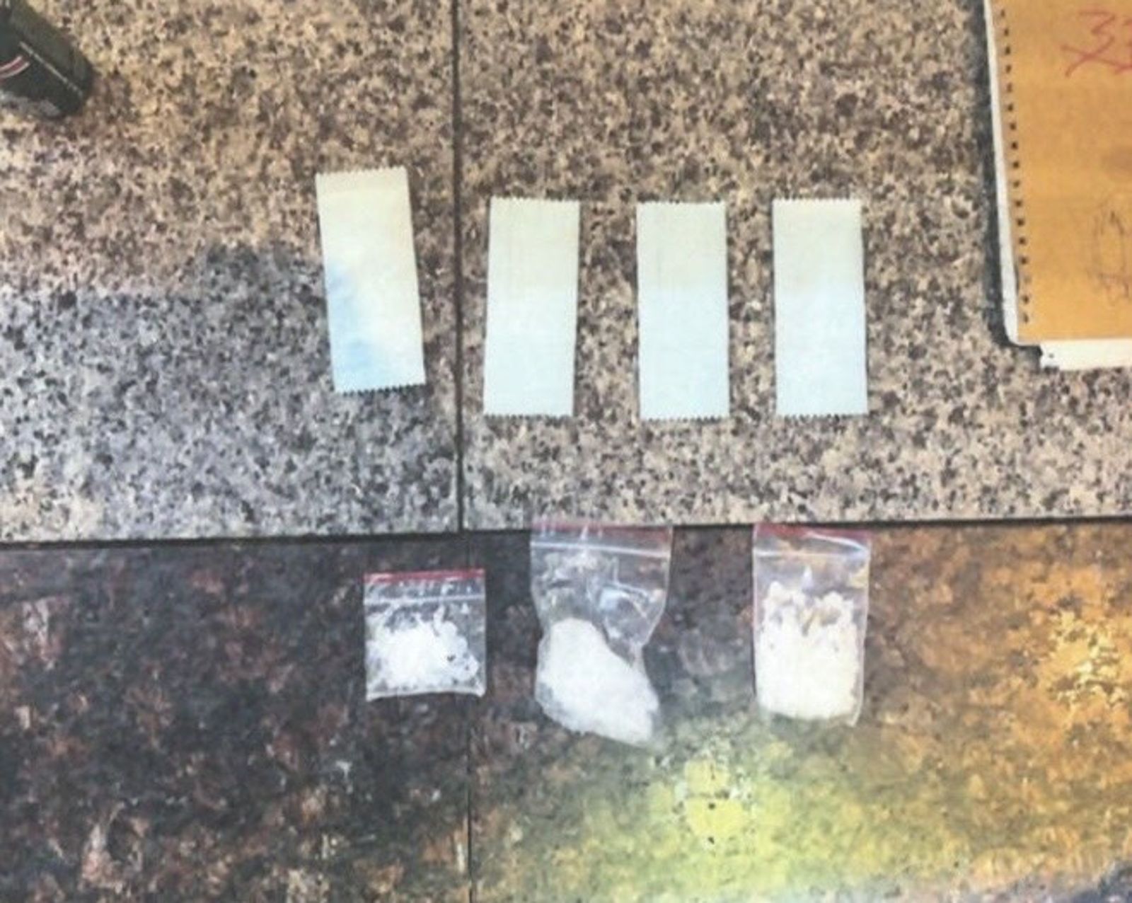 警方在車上查獲的毒品。翻攝畫面