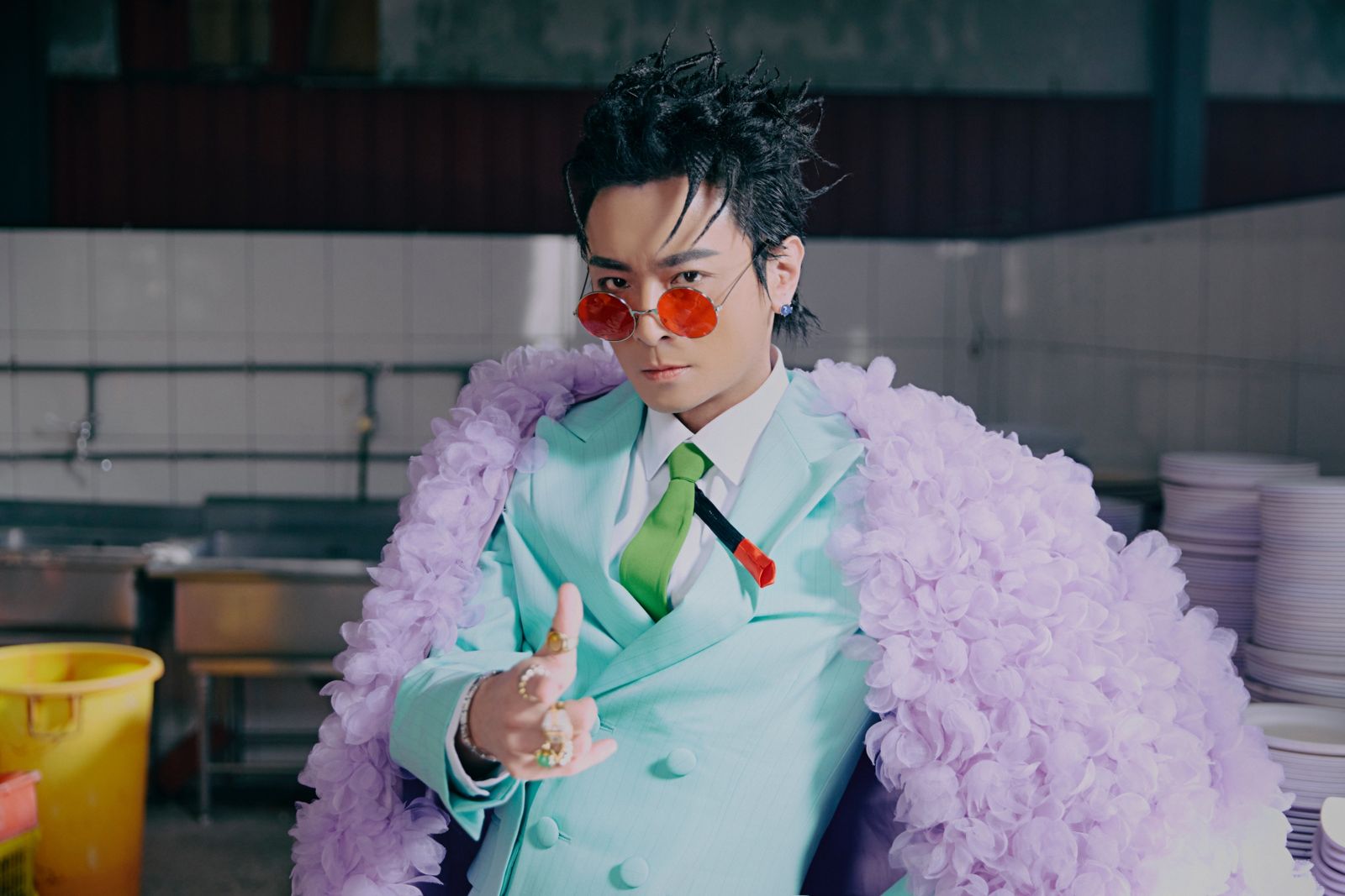 Toro在MV裡飾演浮誇大老闆。相信音樂提供