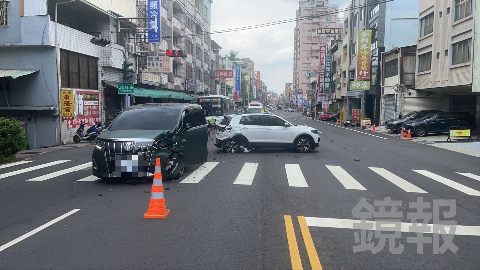陳男駕駛灰色休旅車，追撞前方路口待轉的白色休旅車，還波及對向白色轎車，造成3名駕駛輕傷送醫。民眾提供