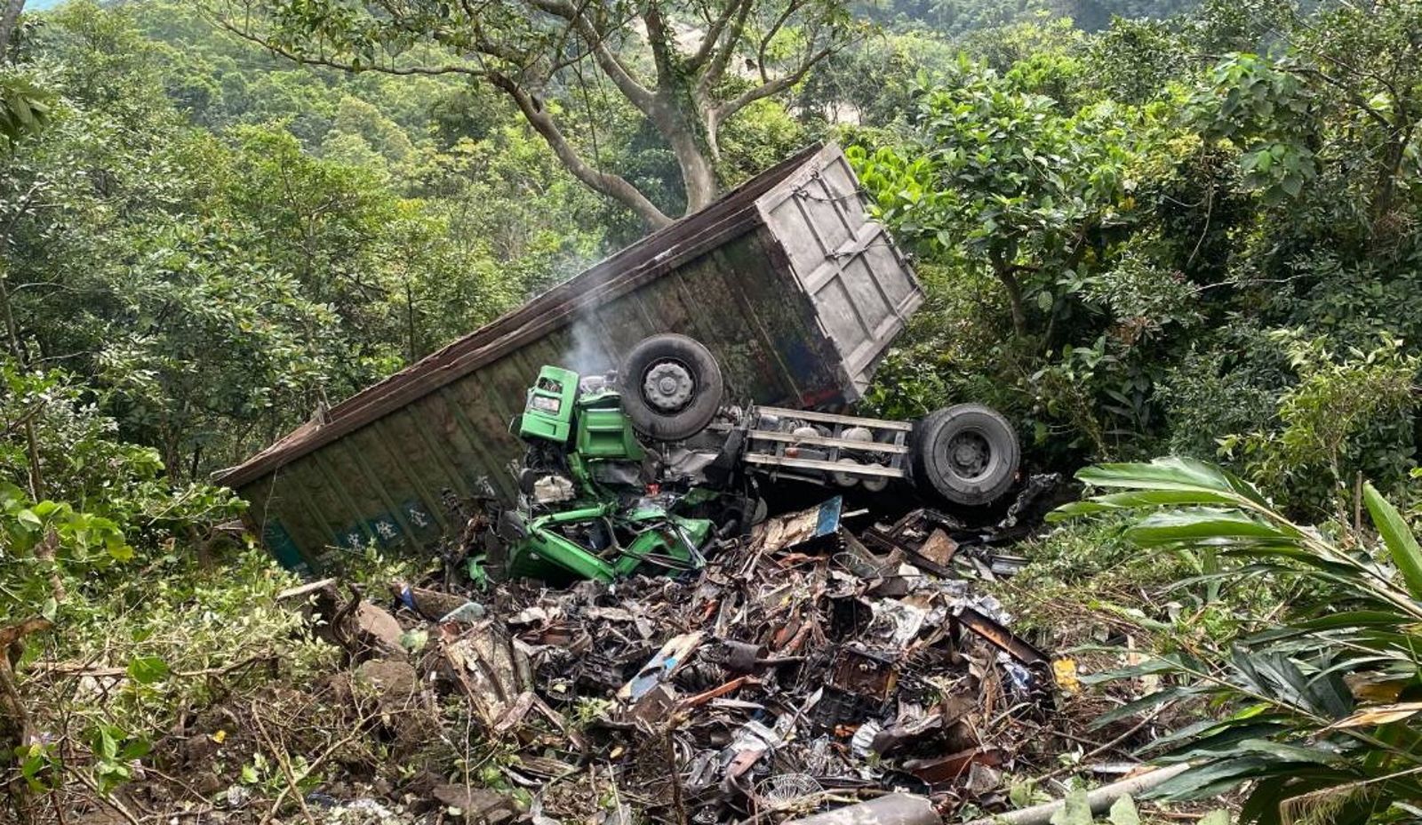 新澳隧道驚傳砂石車翻覆墜谷　「車頭幾乎壓扁」警消搶救中