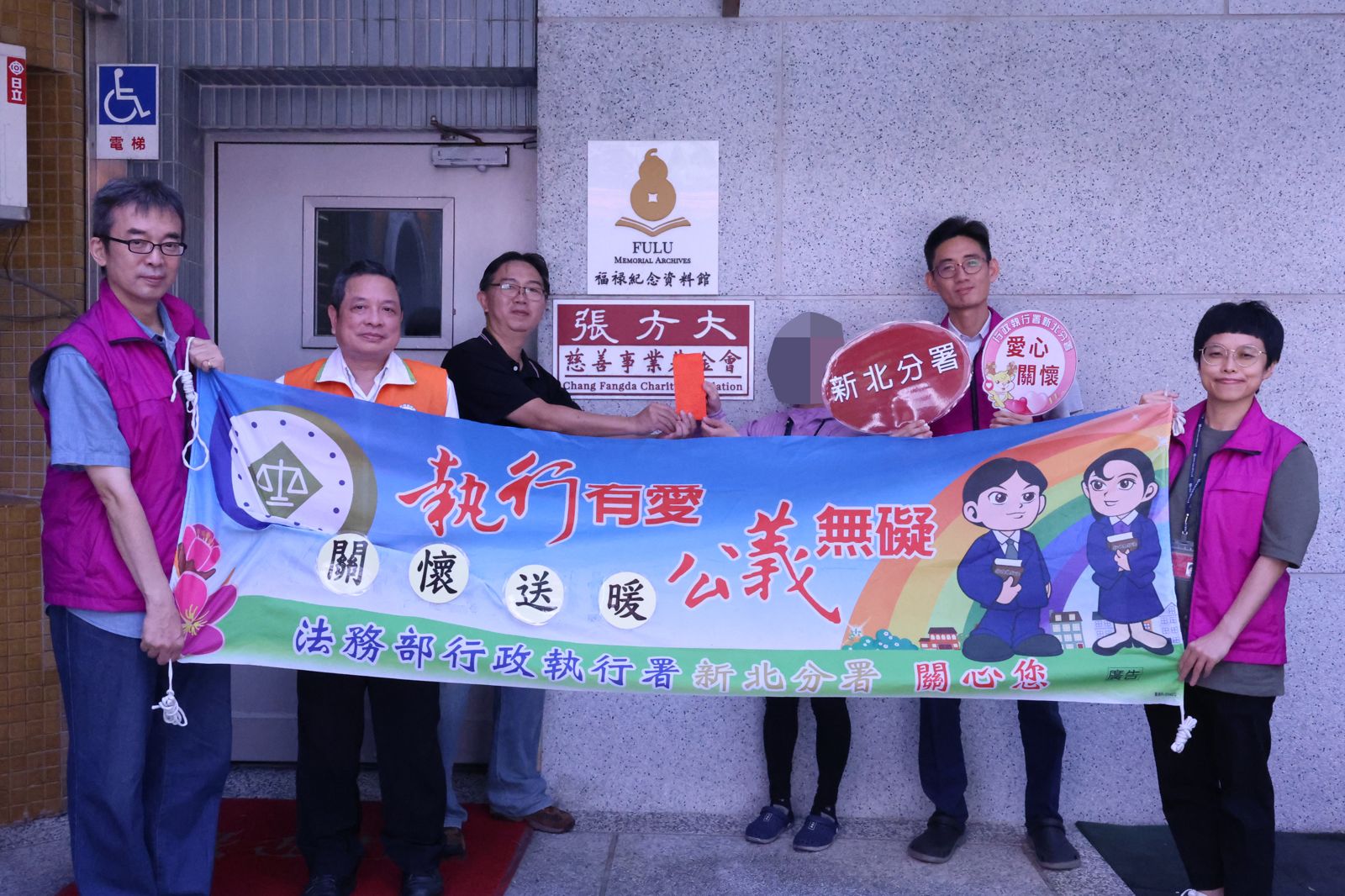 借貸背債為盡孝!單親「熊貓媽」積欠6000健保費遭強制執行 新北分署秋節送暖「溫柔執法」