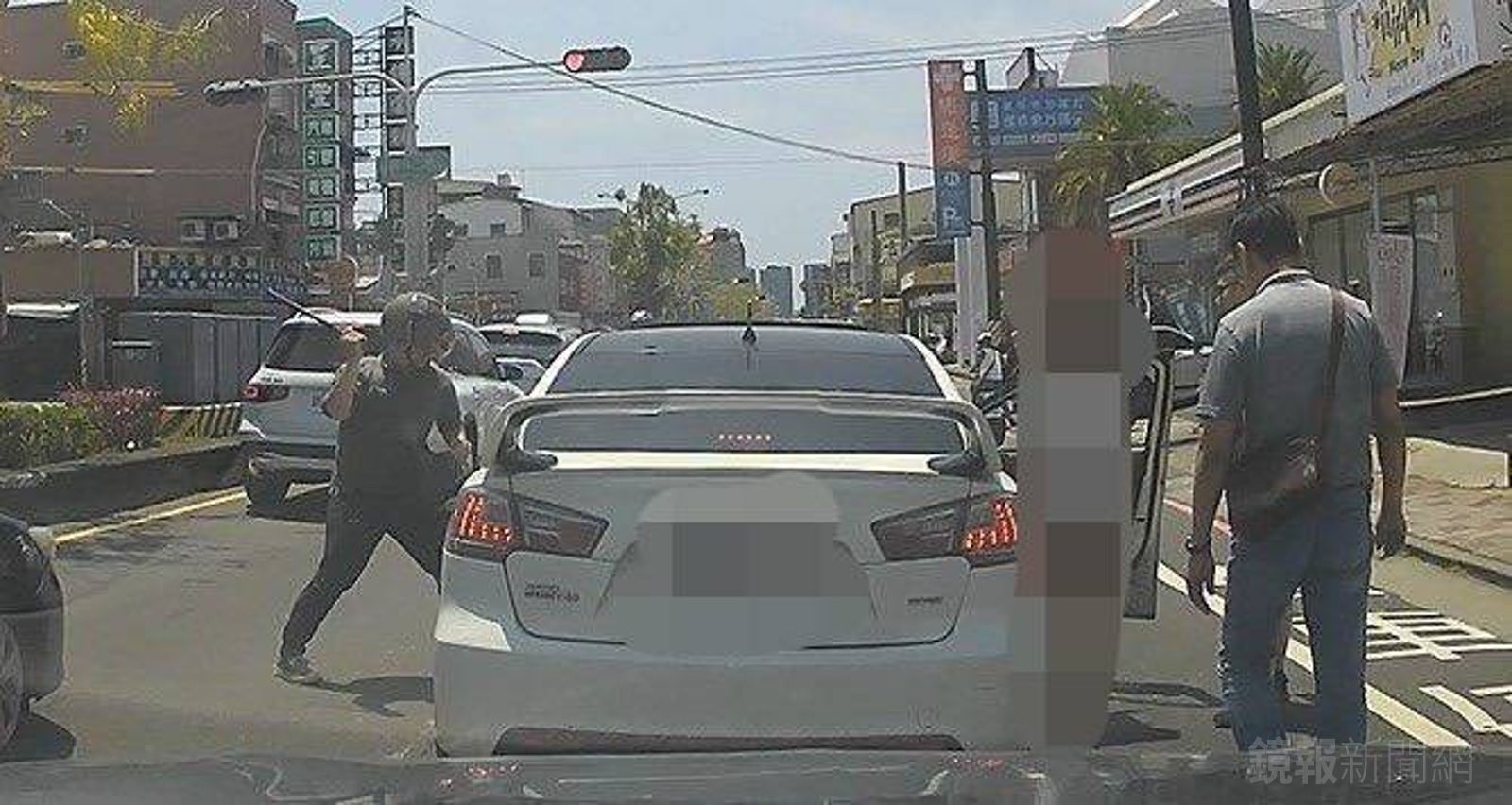 有片／超驚險！歸仁警連開5槍圍捕詐騙犯　他強勢破窗濺血跳上車逮人