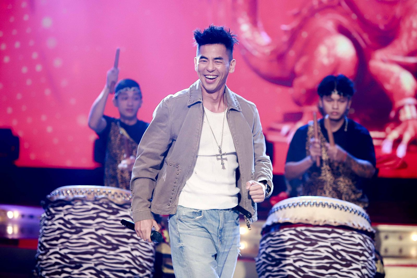 柯有倫在節目中分享健美比賽「塗黑身體」的原因。民視提供