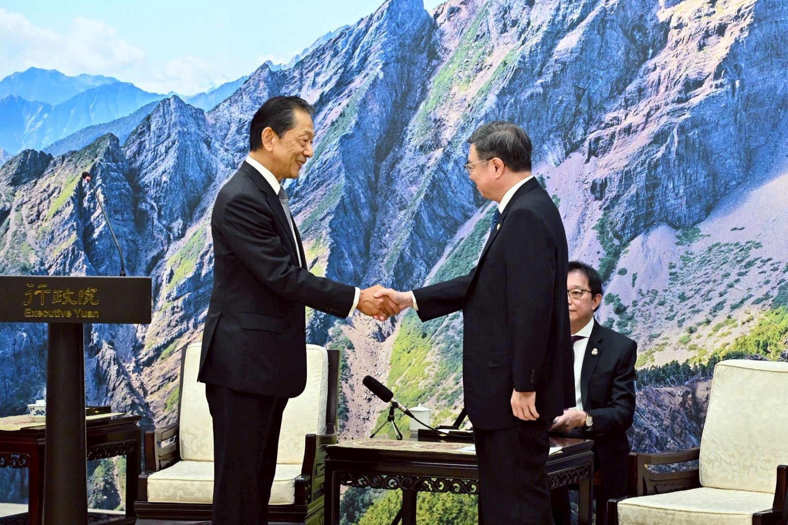 接見日台交流協會會長　卓榮泰：滿場歡迎日本偶像來台開演唱會