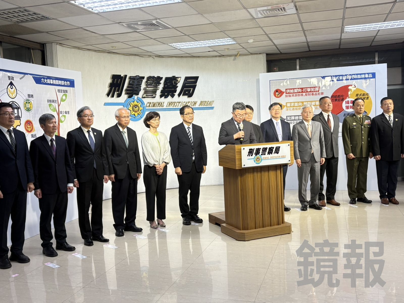 左至右: 刑事局局長邱紹洲、關務署署長彭英偉、調查局局長陳白立、臺高檢檢察長張斗輝、財政部常務次長謝鈴媛、法務部部長鄭銘謙、行政院政務委員林明昕、內政部主任秘書黃駿逸、最高檢察署代理檢察總長徐錫祥、警政署署長張榮興、海巡署副署長許靜芝、國防部憲兵指部副指揮官文念宗、刑事局副局長蕭欽杰。李依璇攝