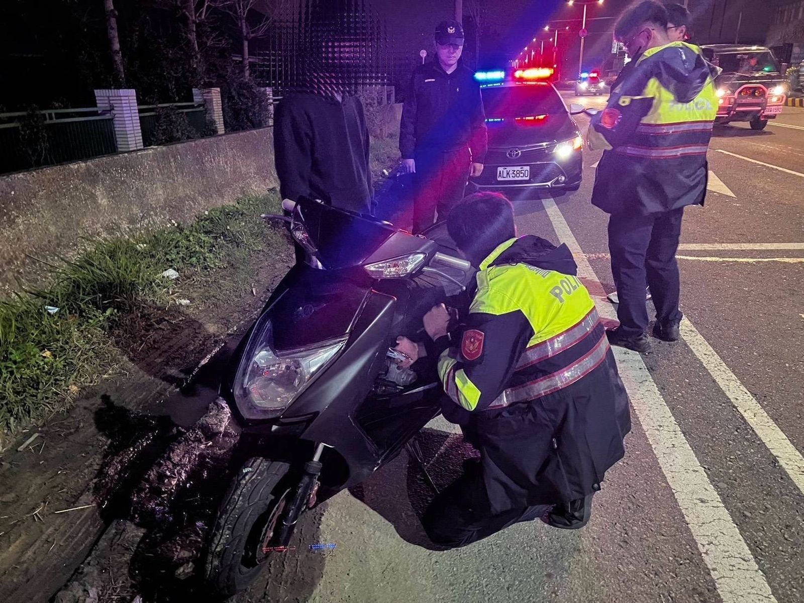 深夜飆車燒胎囂張！警跨3縣市抄車行　12人落網慘吞30萬罰單