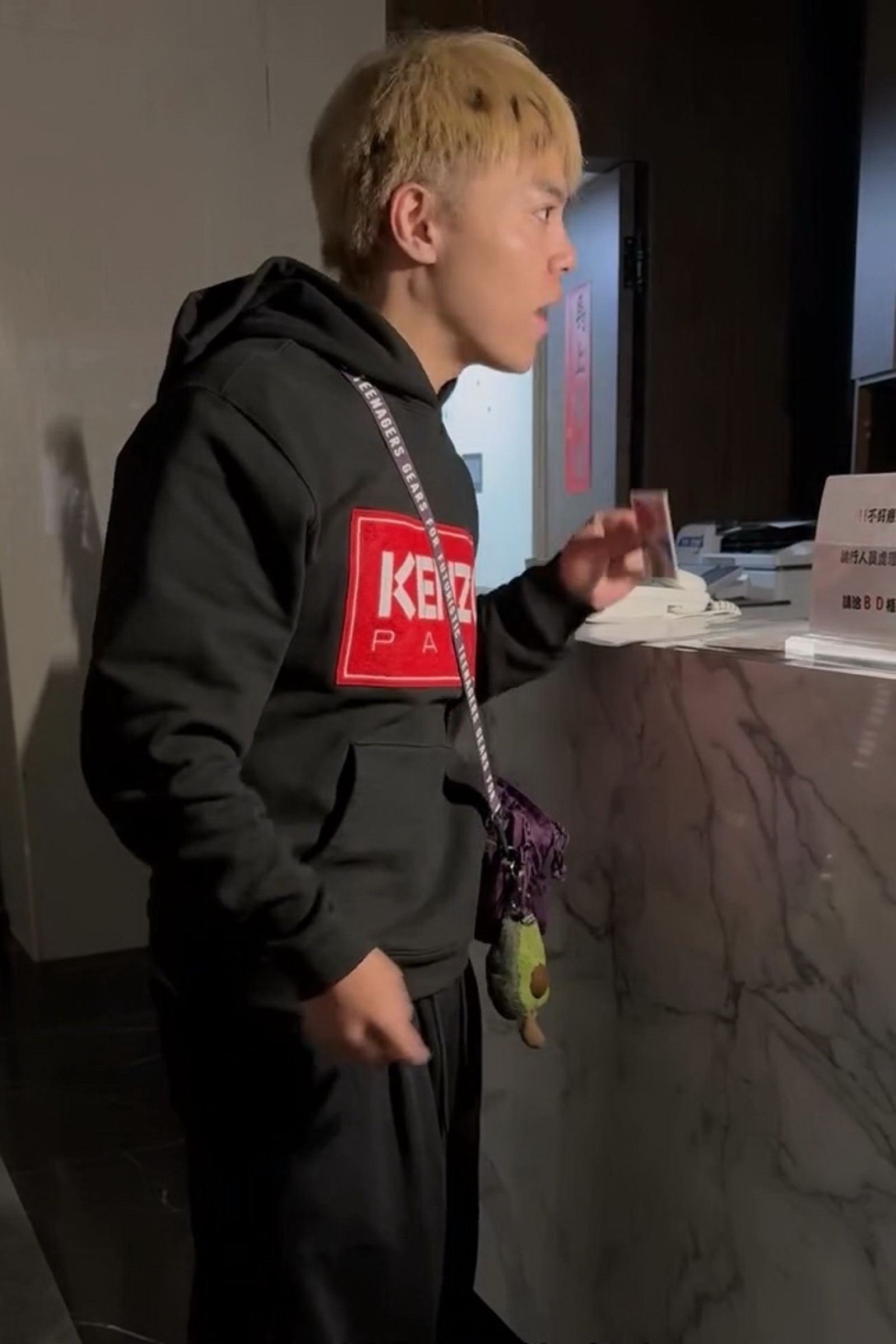 藝人劉威廷發現裝潢中的房子被闖入,趕到社區大樓櫃檯理論。翻攝劉威廷IG