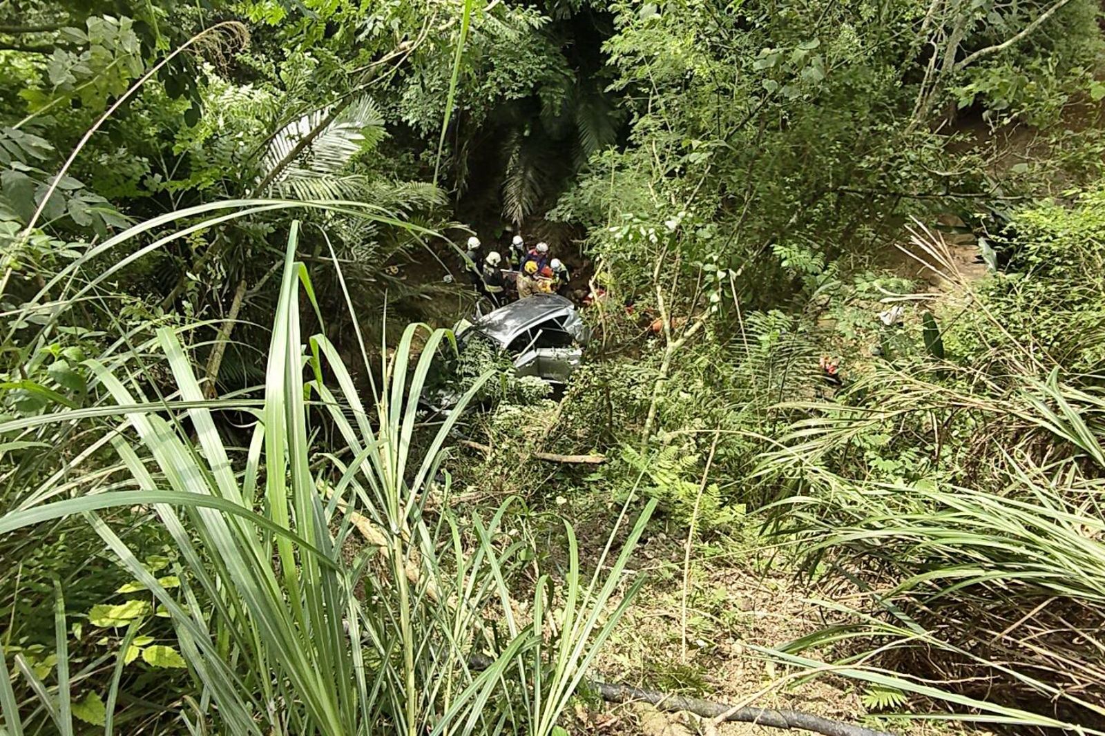 苗栗縣府休旅車勘災後返程途中,不慎衝落10米深的溪谷河床,造成4人受傷送醫。民眾提供