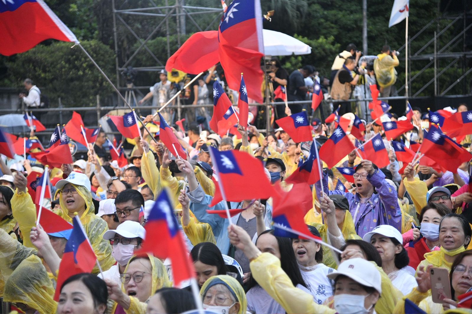 國民黨今在選前之夜搶下凱道辦造勢,儘管天氣不作美,現場仍聚集數萬民眾到場支持。(圖/李智為攝)