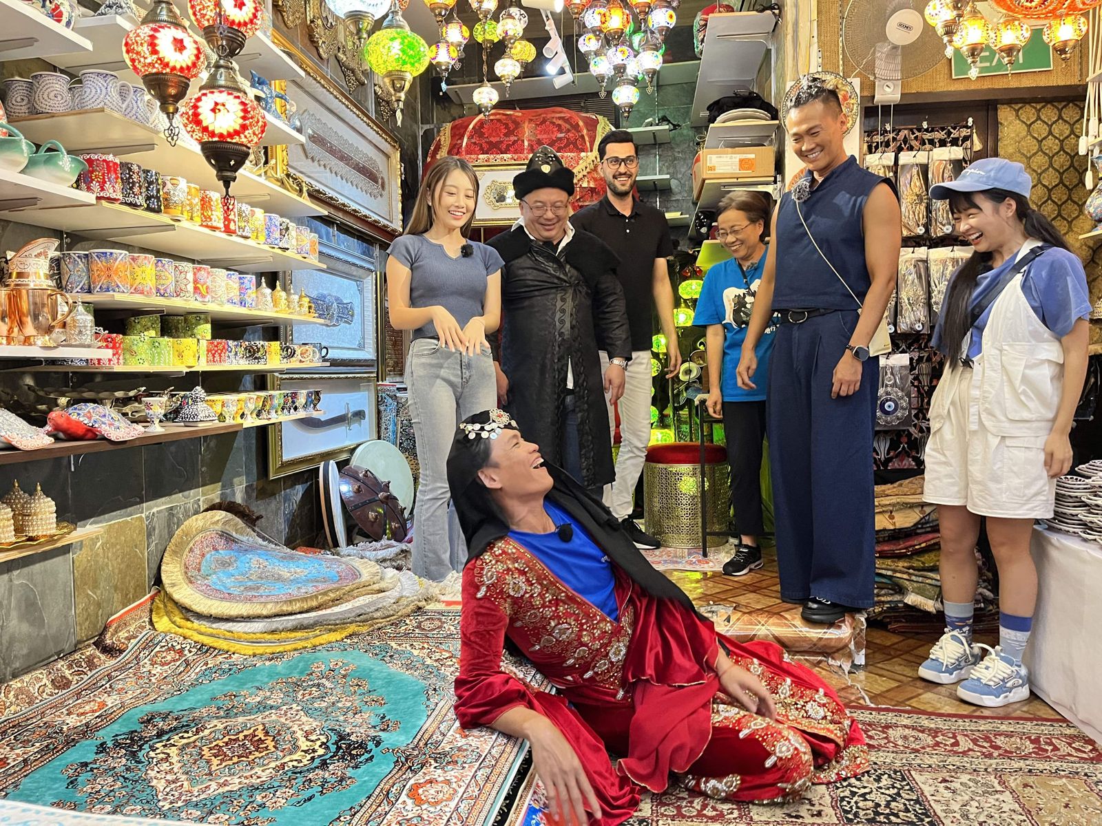 到新加坡穿女裝？! 黃鐙輝險被抓到警察局鞭刑？！。公視台語台提供