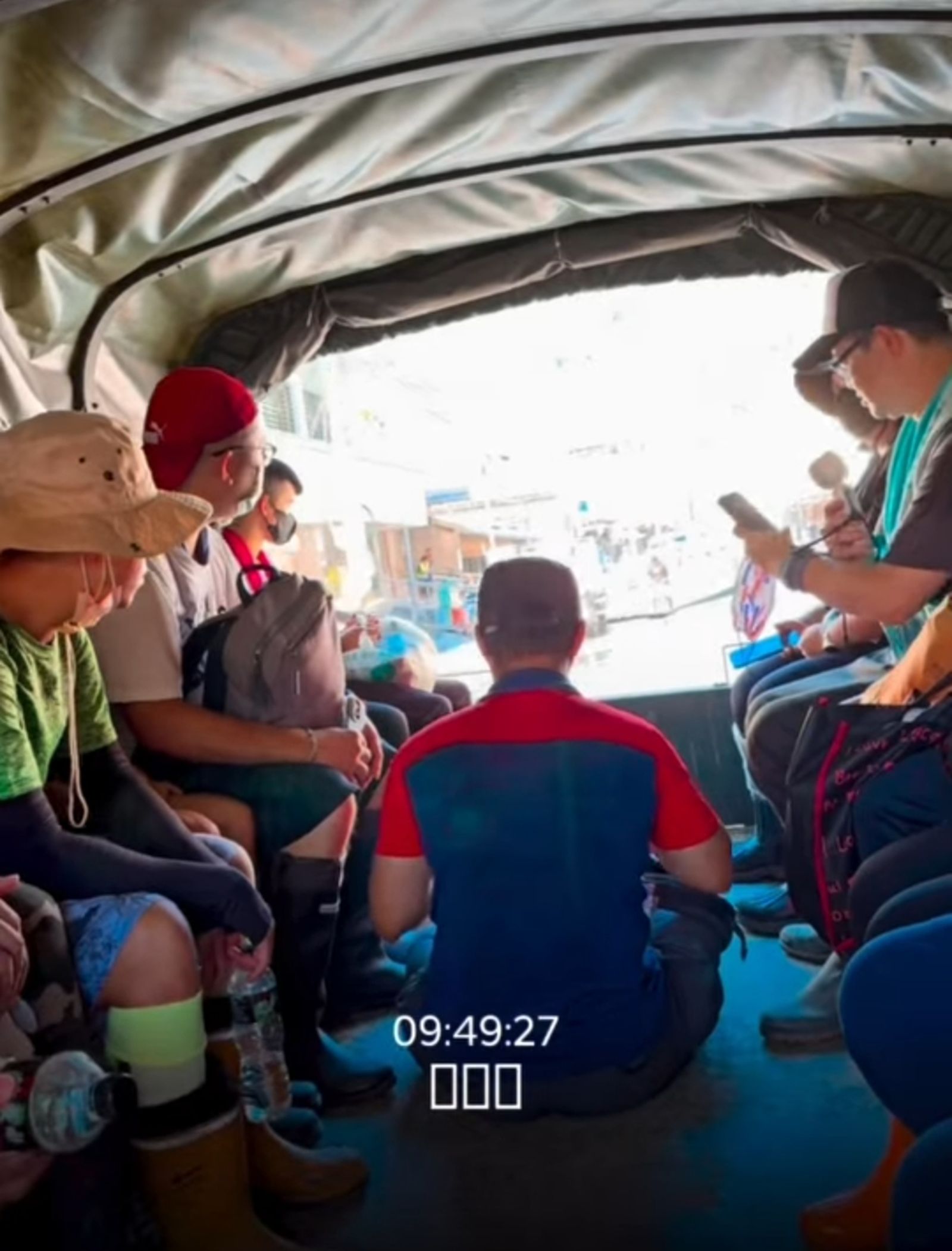 鼓鼓（中）前往光復鄉加入志工行列。翻攝鼓鼓IG