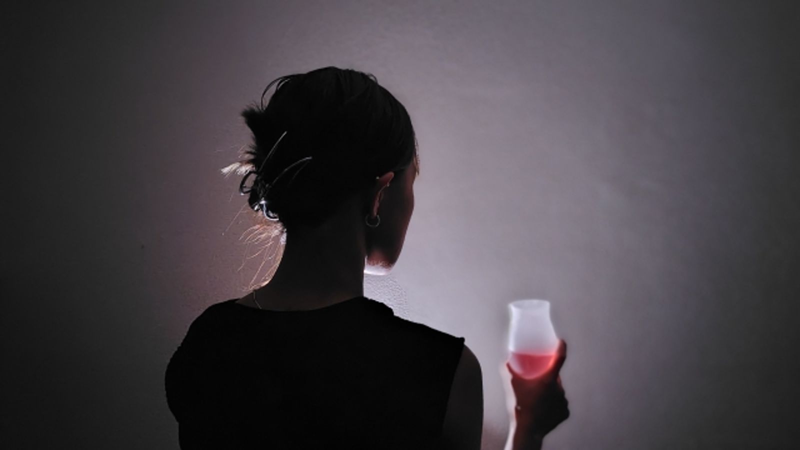 14歲國中妹離家「疑被拐到酒店當傳播」!父找人暴瘦10公斤 母到案這樣回應
