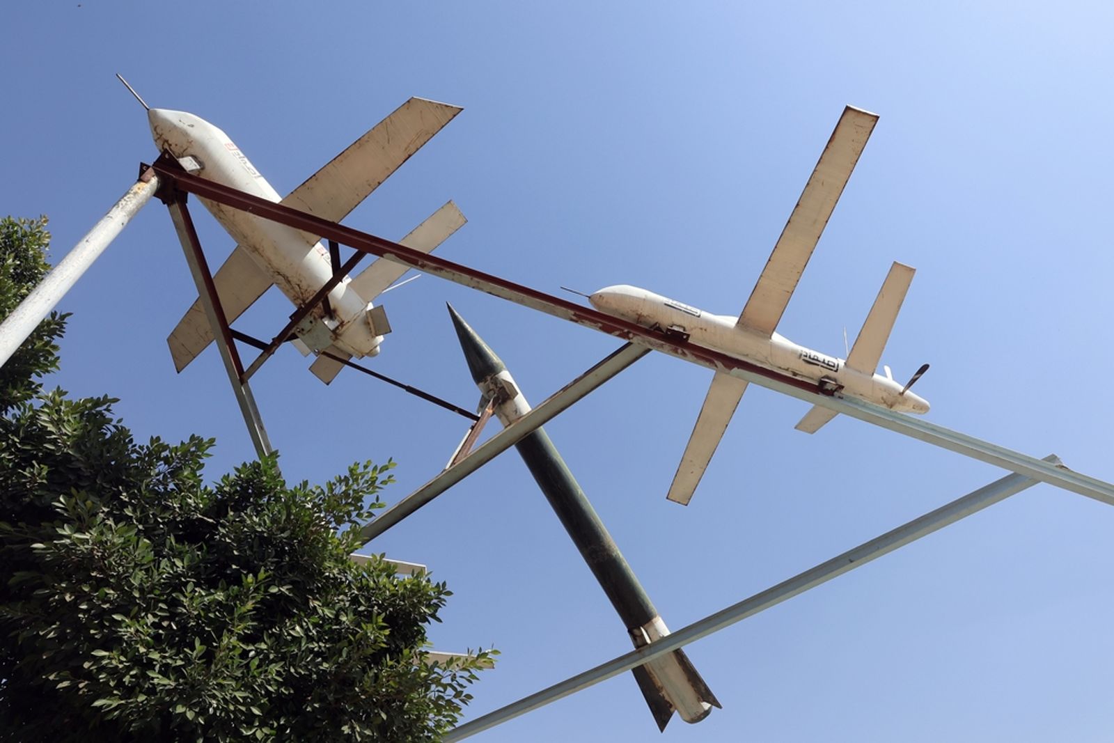 5月，葉門沙那廣場上展示葉門胡塞武裝製造的導彈和無人機模型。圖片取自東方IC