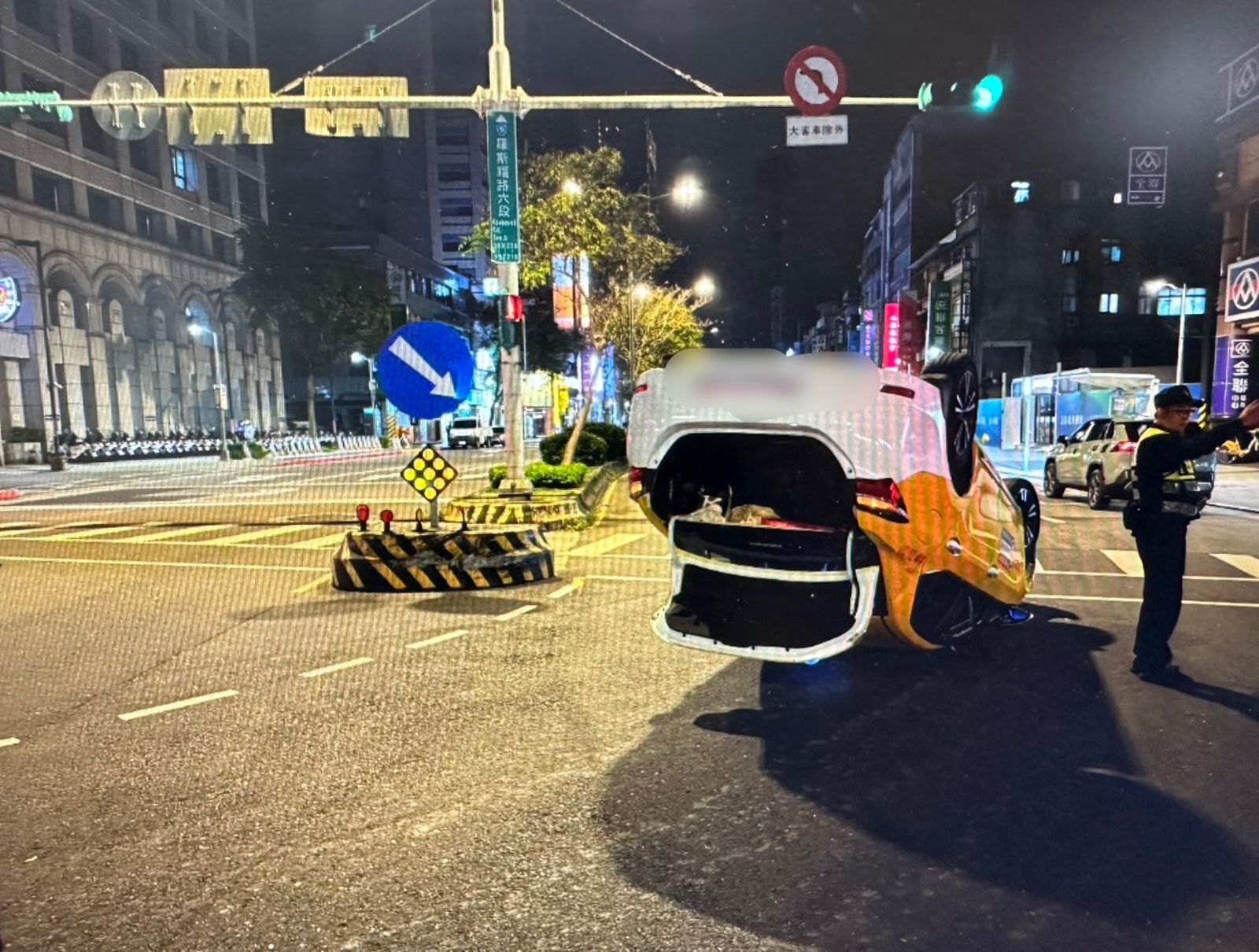 今天凌晨才剛有一台計程車「烏龜翻」。翻攝畫面