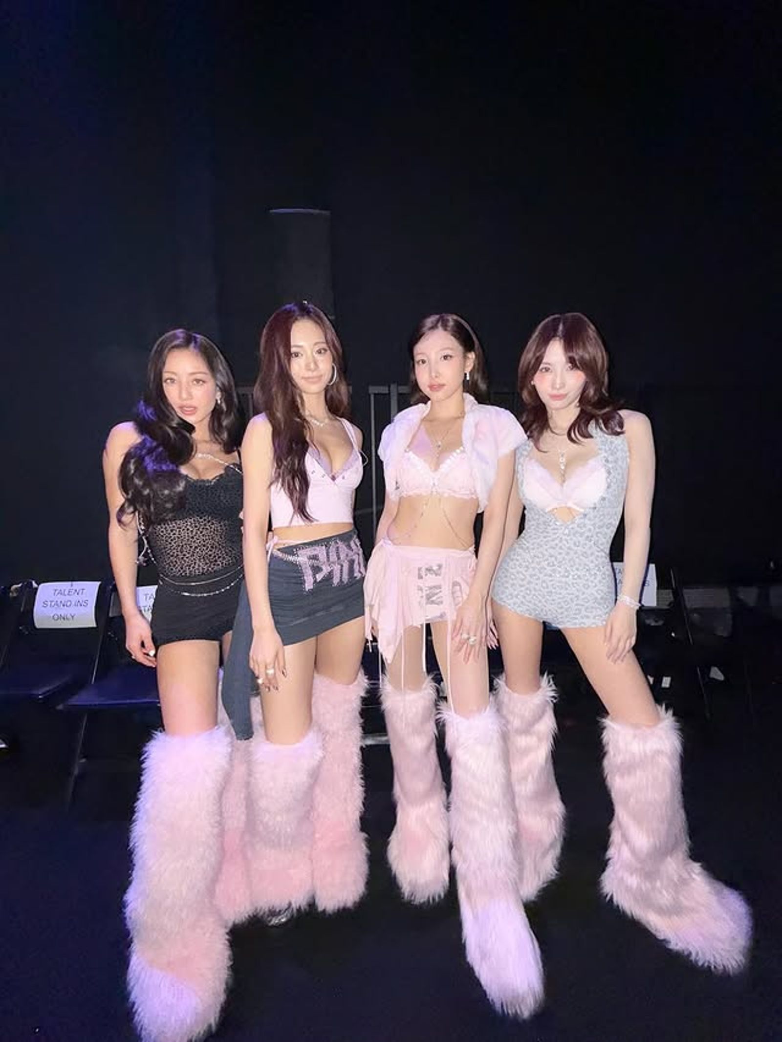 子瑜(左二)在維密大秀演出時嗓子出狀況,為此很自責。翻攝IG@twicetagram