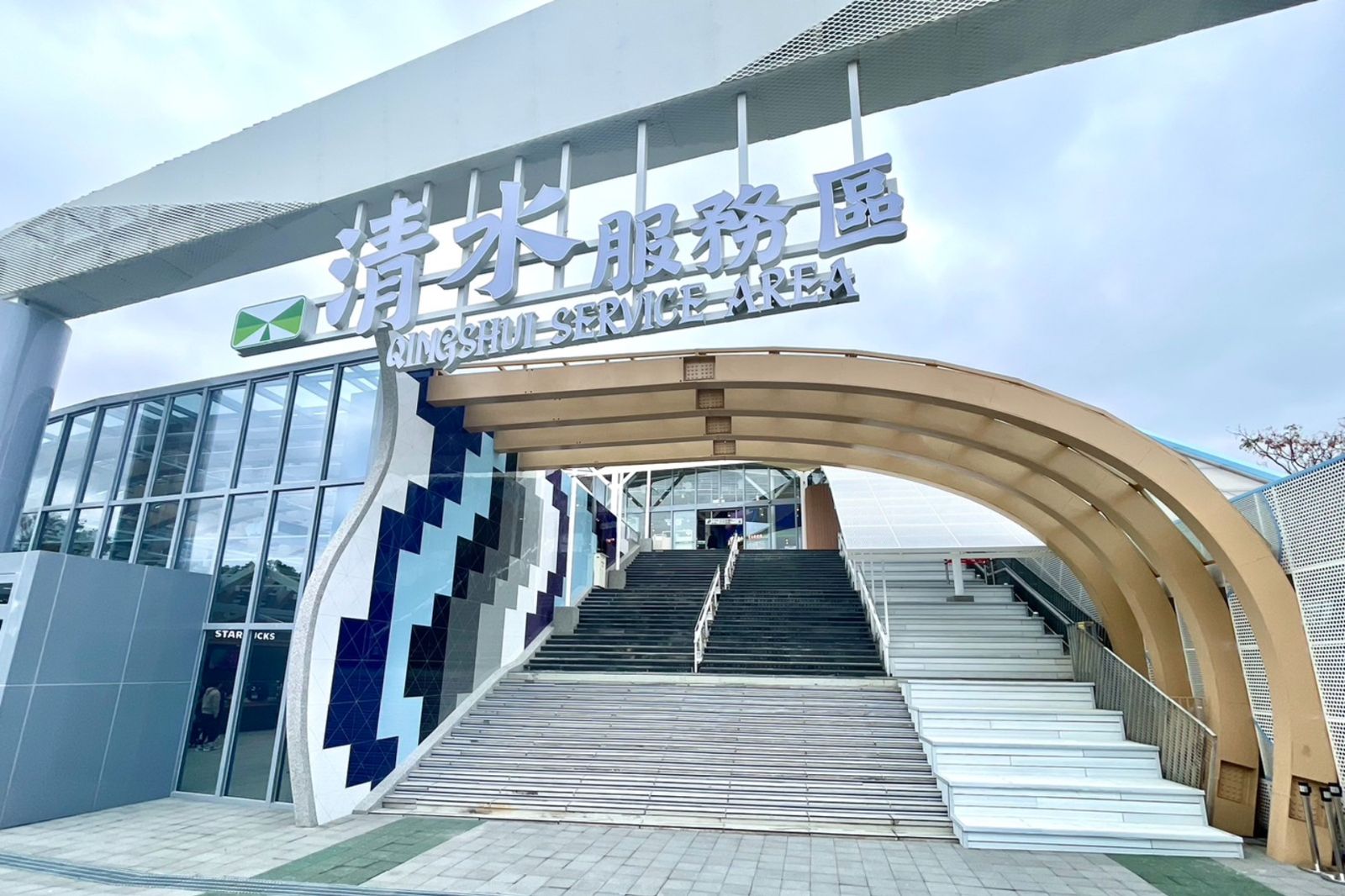 清潔員「拿拖把擦桌子」！清水服務區遊客目睹崩潰　統一超商回應了