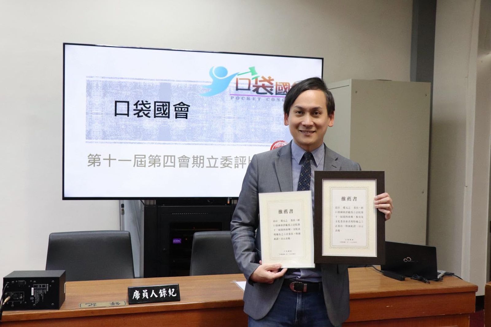 庇護工場中秋訂單受衝擊!謝震武追問「誰放行翁曉玲案」 葉元之失控喊這句…全場傻眼
