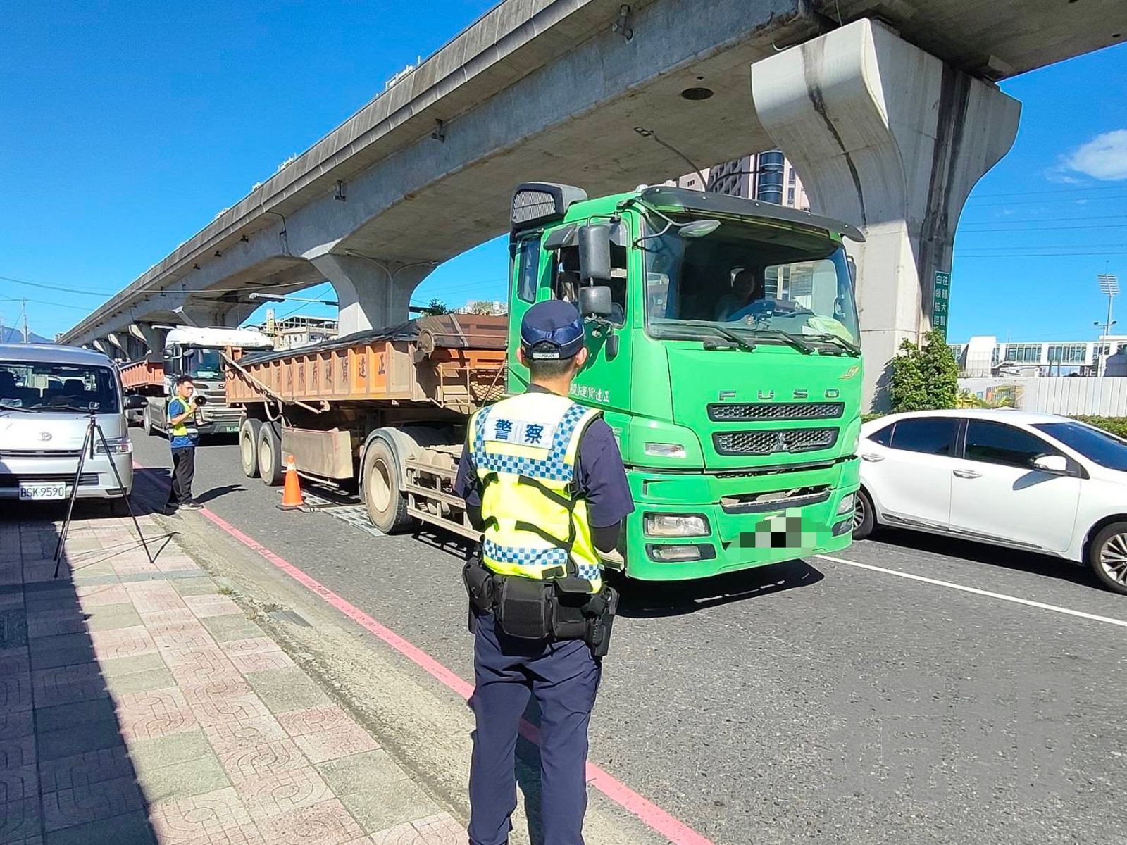 林口警嚴查大車「學長」違規　超載亂象加強取締保障用路人