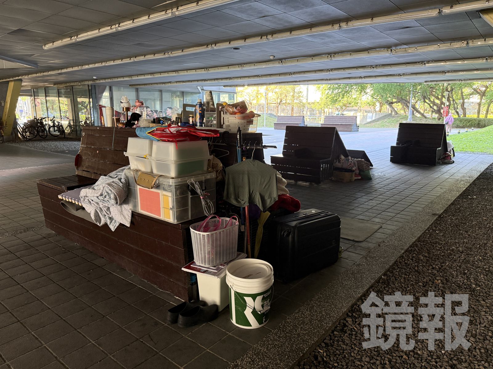 每個座位區都可看見皆有擺放的私人物品。呂健豪攝