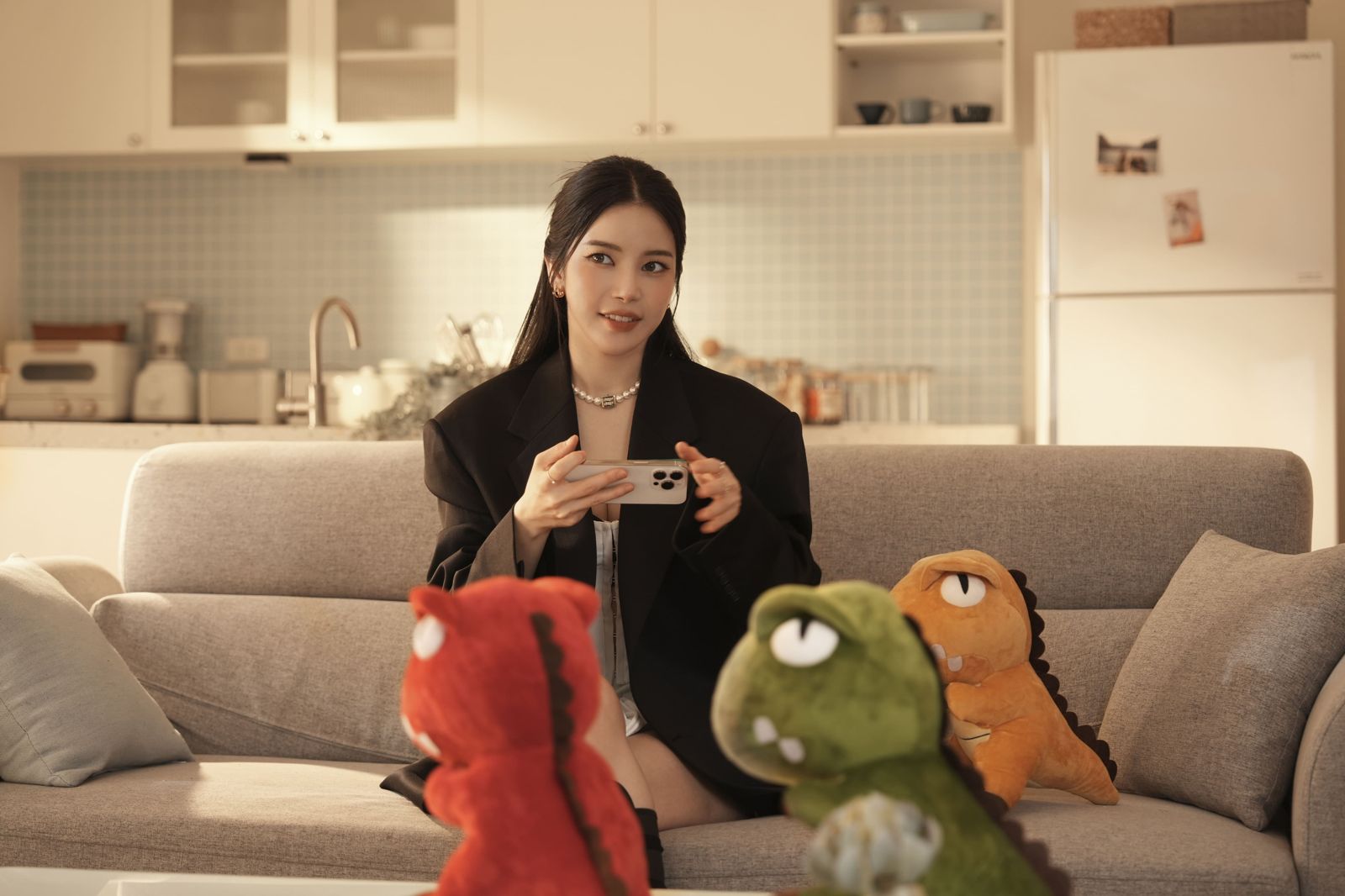 50萬人搶看笑瘋！韓國大咖女神合體男團拍片　荒謬至極「以為是P圖」
