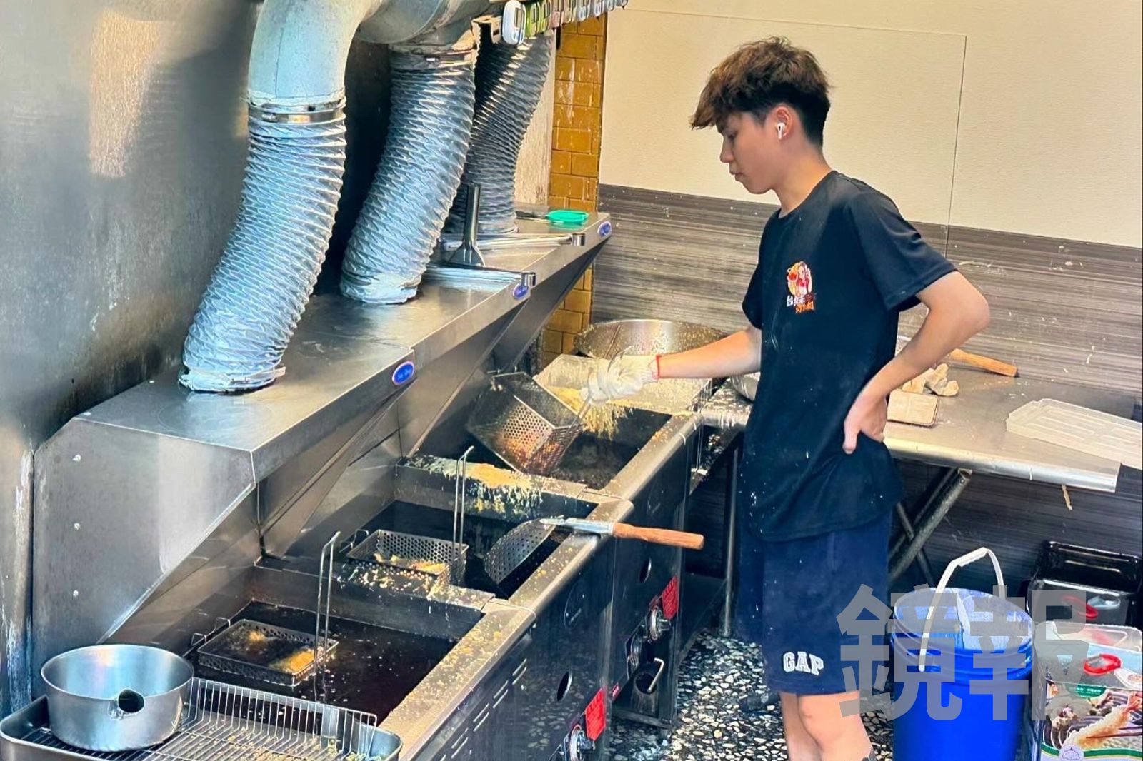 店家使用3口不同溫度的油鍋，把食材炸熟、炸酥跟逼油。
