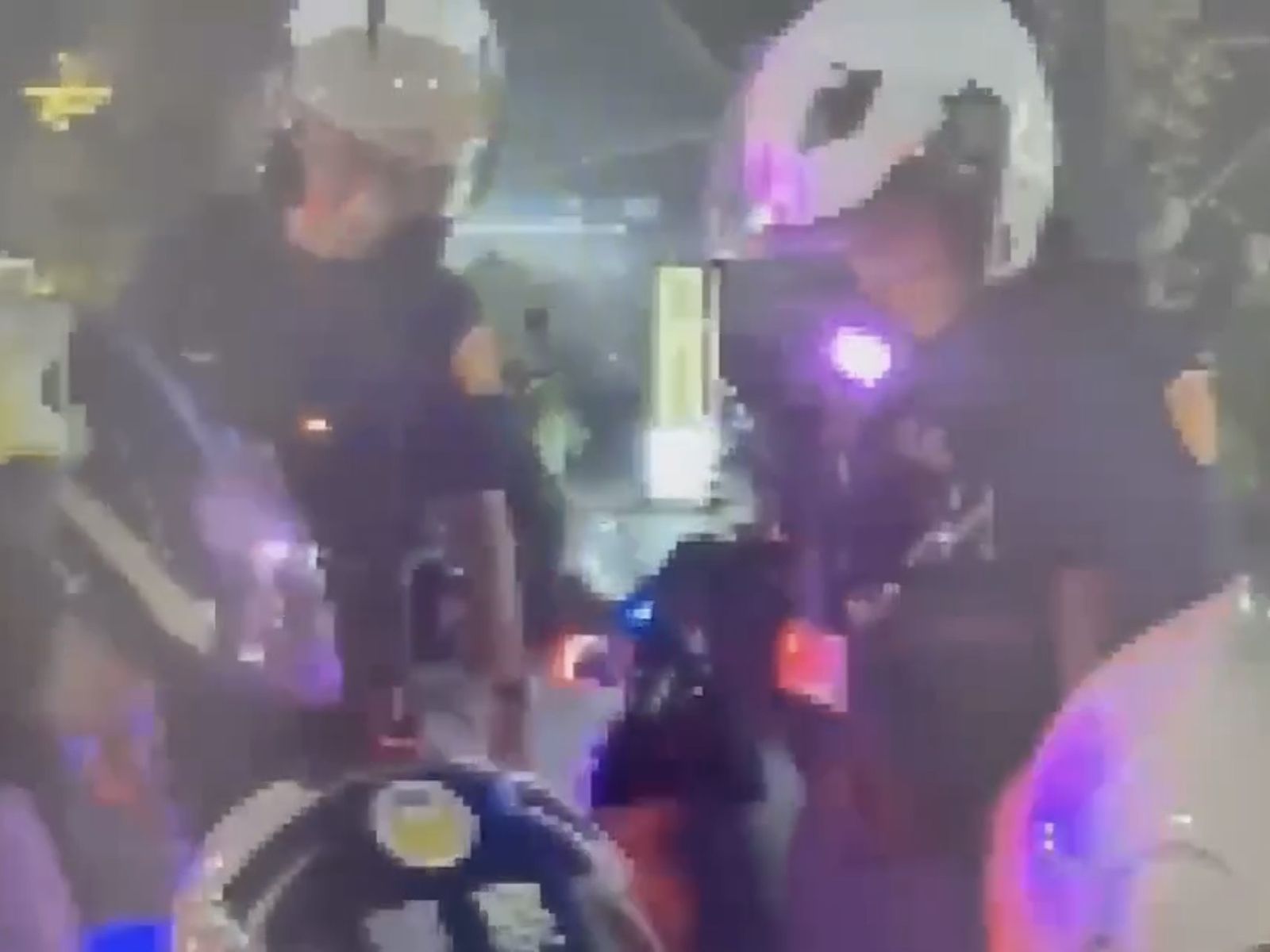 凌晨酒醉失控!男大吼「沒在怕的」竟要衝馬路 北市警當街壓制