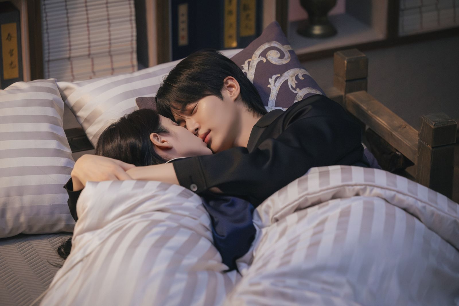 《21世紀大君夫人》IU、邊佑錫新婚夜。Disney+提供