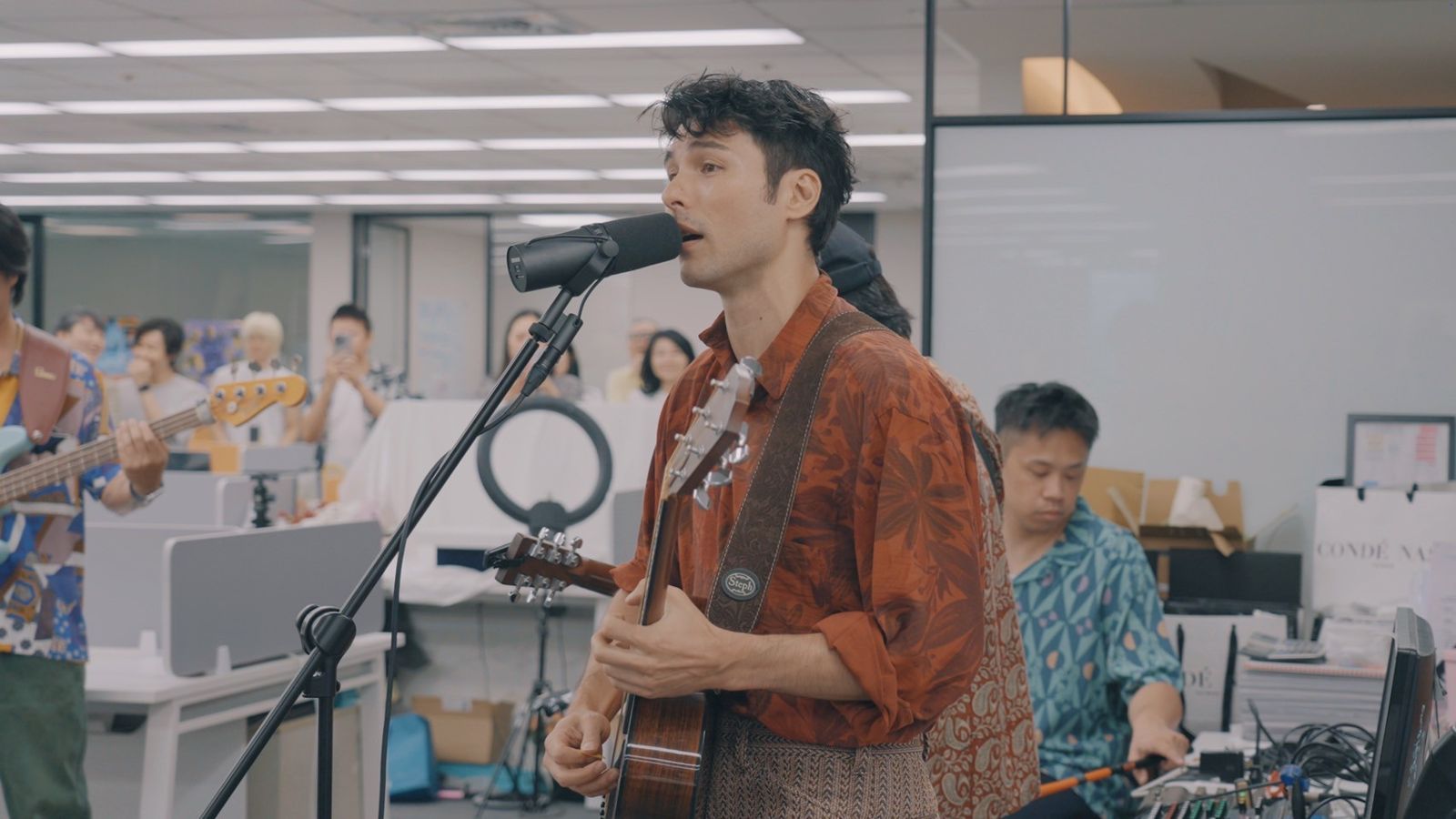 鳳小岳「硬」闖進辦公室高歌　嚇到員工畫面全被拍