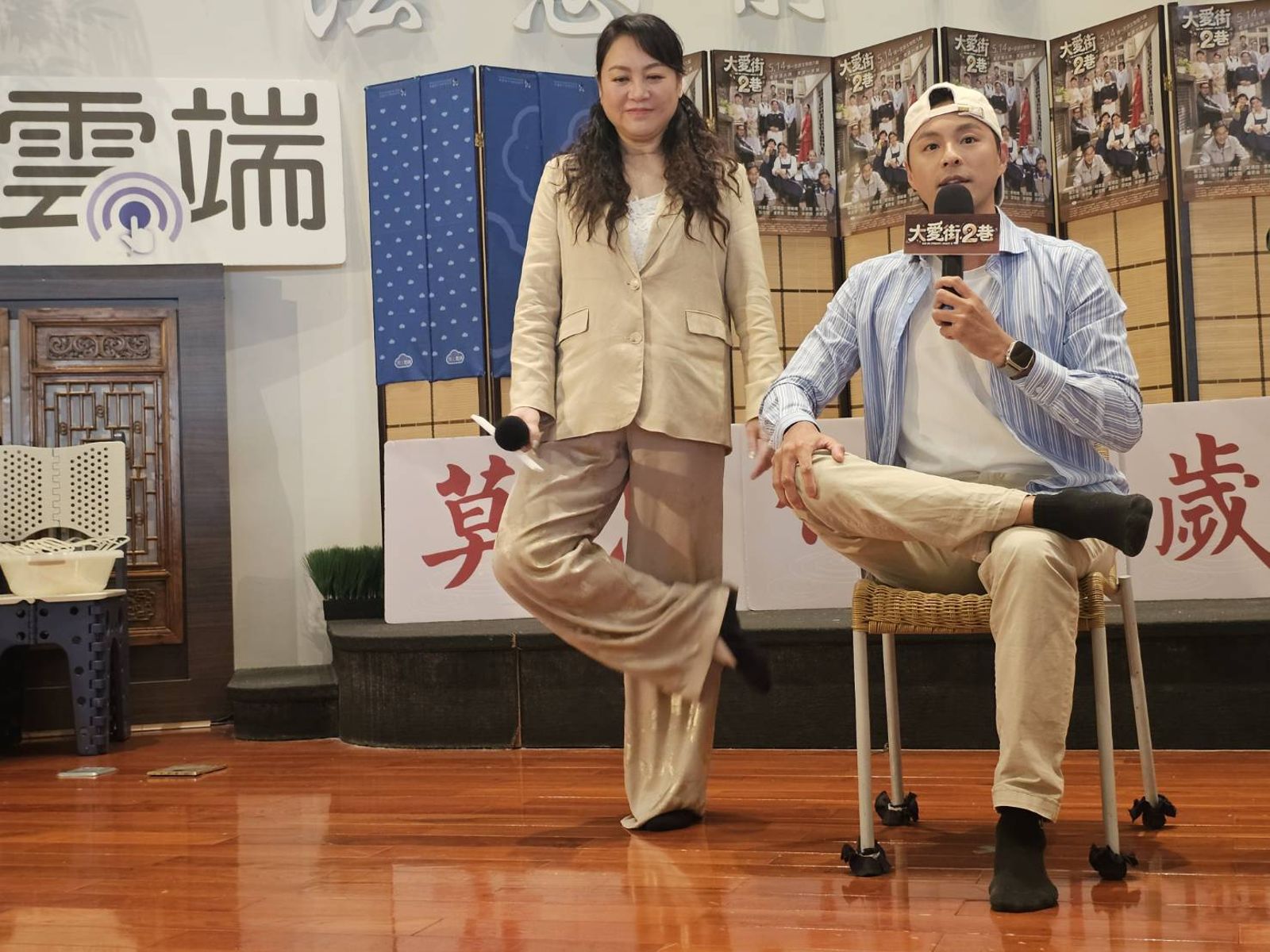 孫其君（右）示範椅子操，楊潔玫在旁練習。大愛提供