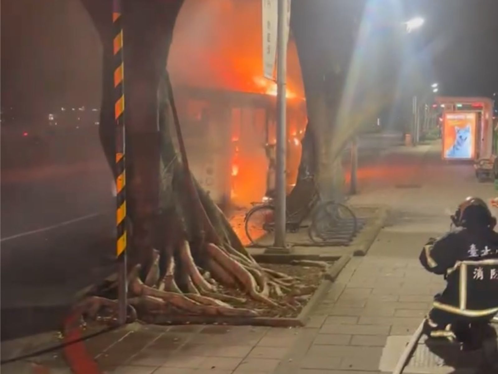 北市首起電動公車自燃被大火吞噬 生產商華德動能回應揭「電池事故紀錄」